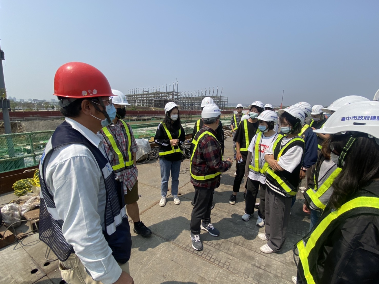亞大資傳系學生為拍攝「臺中會展中心」與「綠美圖」微電影與紀錄短片,先到兩處工地上課,學習兩案設計理念及認知工地安全。(台中市政府建設局提供 )