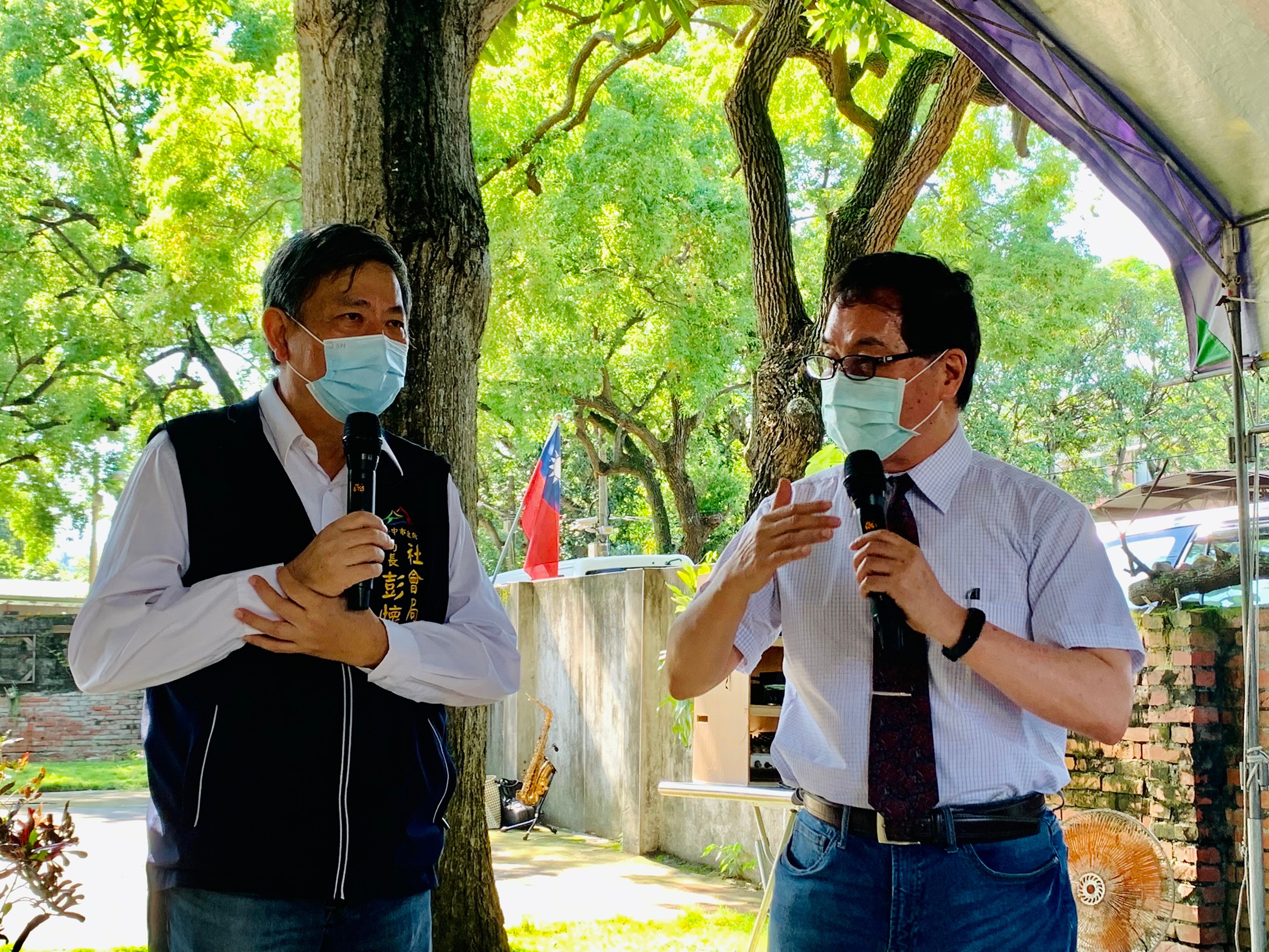 台中市政府社會局長彭懷真(左)致詞,期許和亞大及民間團體,繼續努力推動3C公約,且和國際接軌。亞大人社院副院長黃松林(右)表示,亞大會協助推動社區發展。