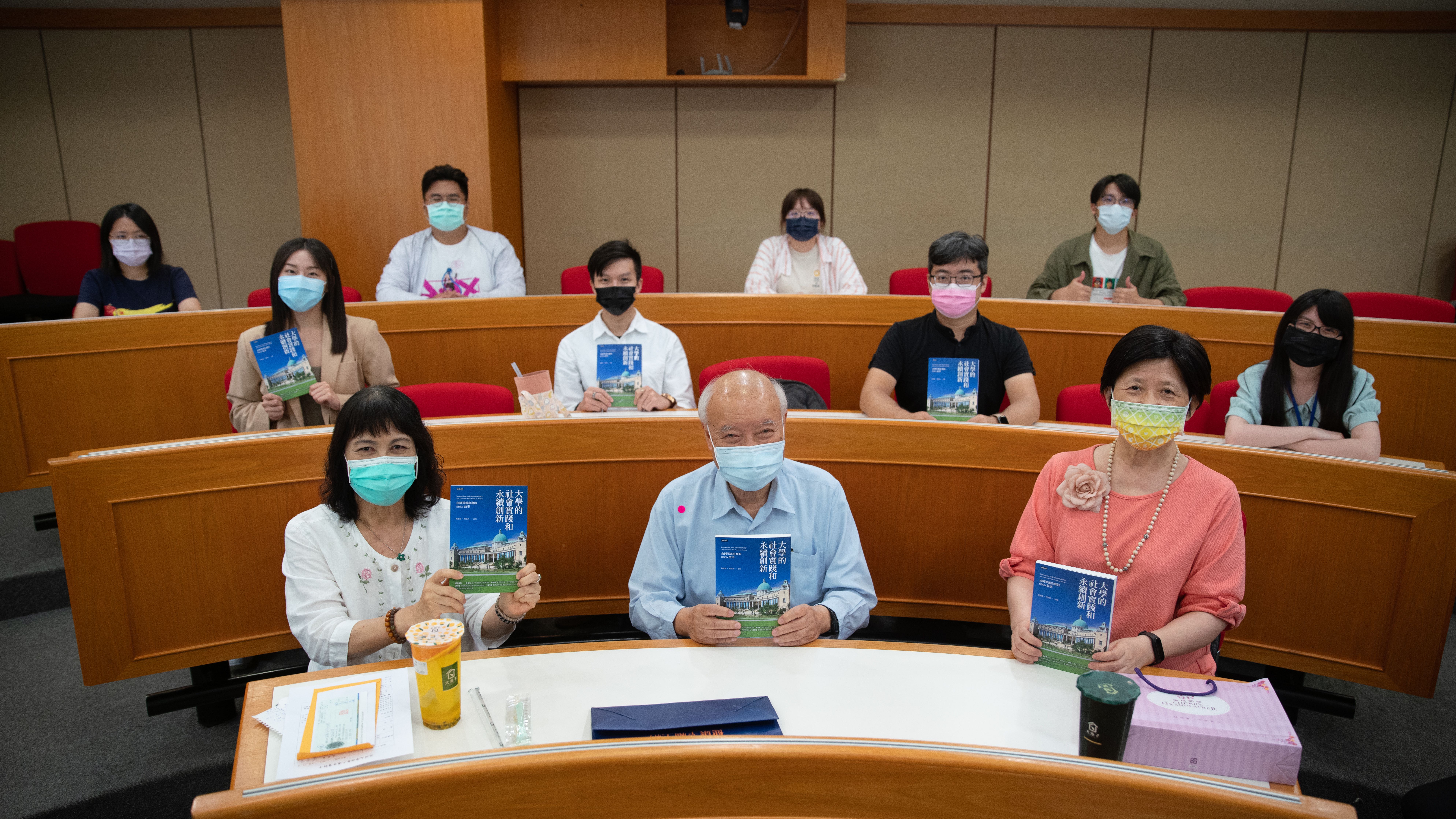 柯副校長(右一)代表蔡進發校長致贈「大學的社會實踐與永續創新」新書給朱英龍教授(中),書中記載亞大師生投入青少年網癮防治等,21個陽光利他的國內外社會服務故事。