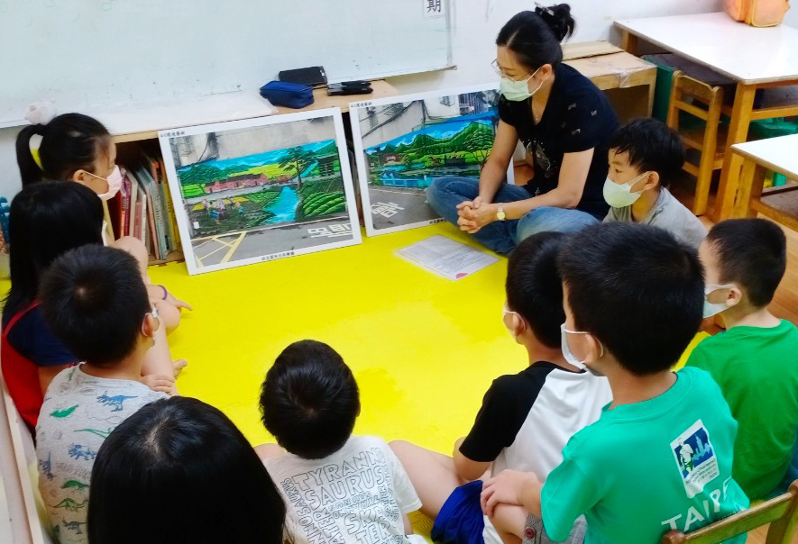 幼教系陳麗媜老師在幼兒園,教導兒童如何欣賞畫作之美。