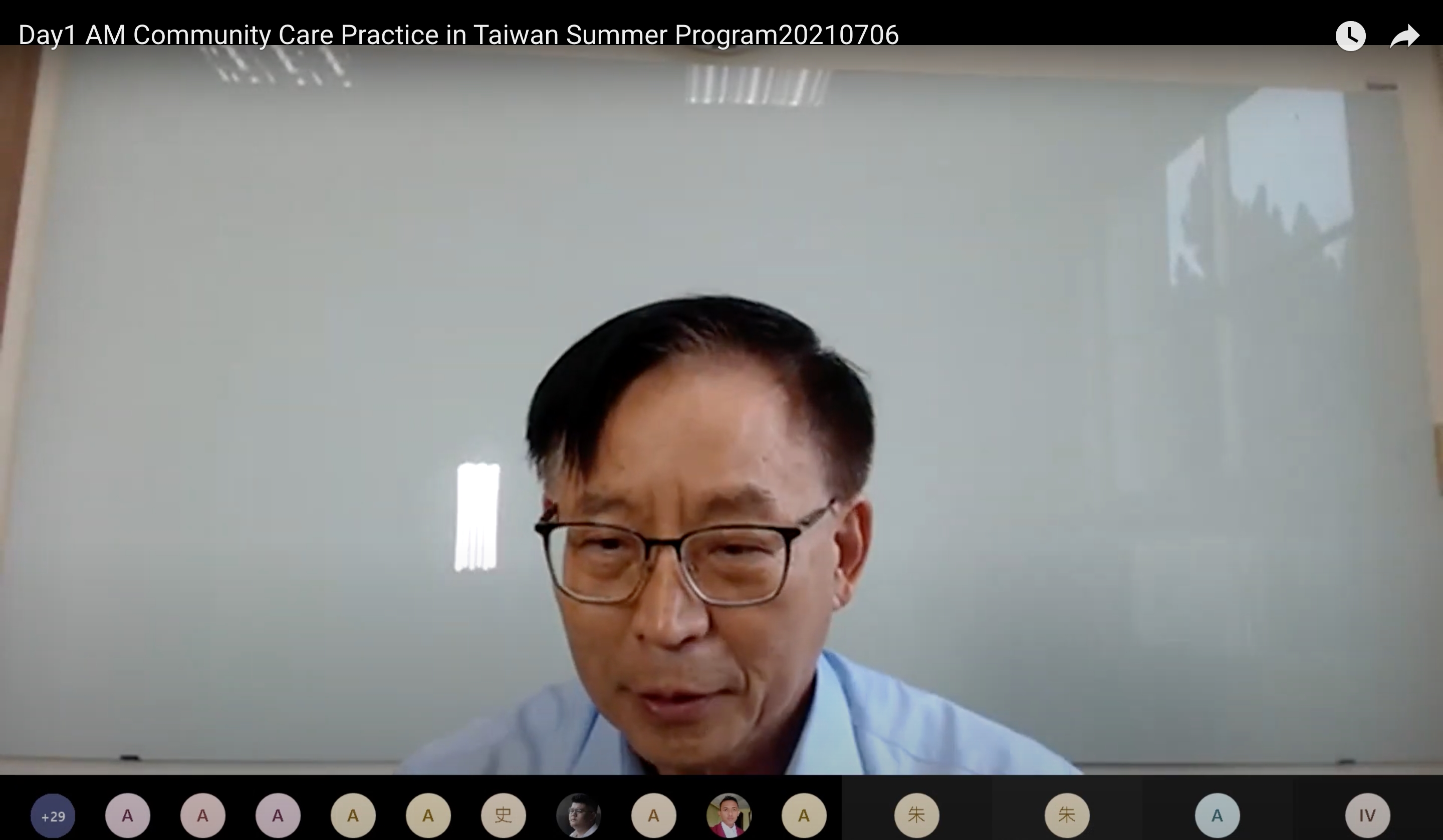 人社學院院長陳英輝,歡迎參加線上課程的學員,未來可到亞大就讀,並實地走訪這次線上參訪地點。
