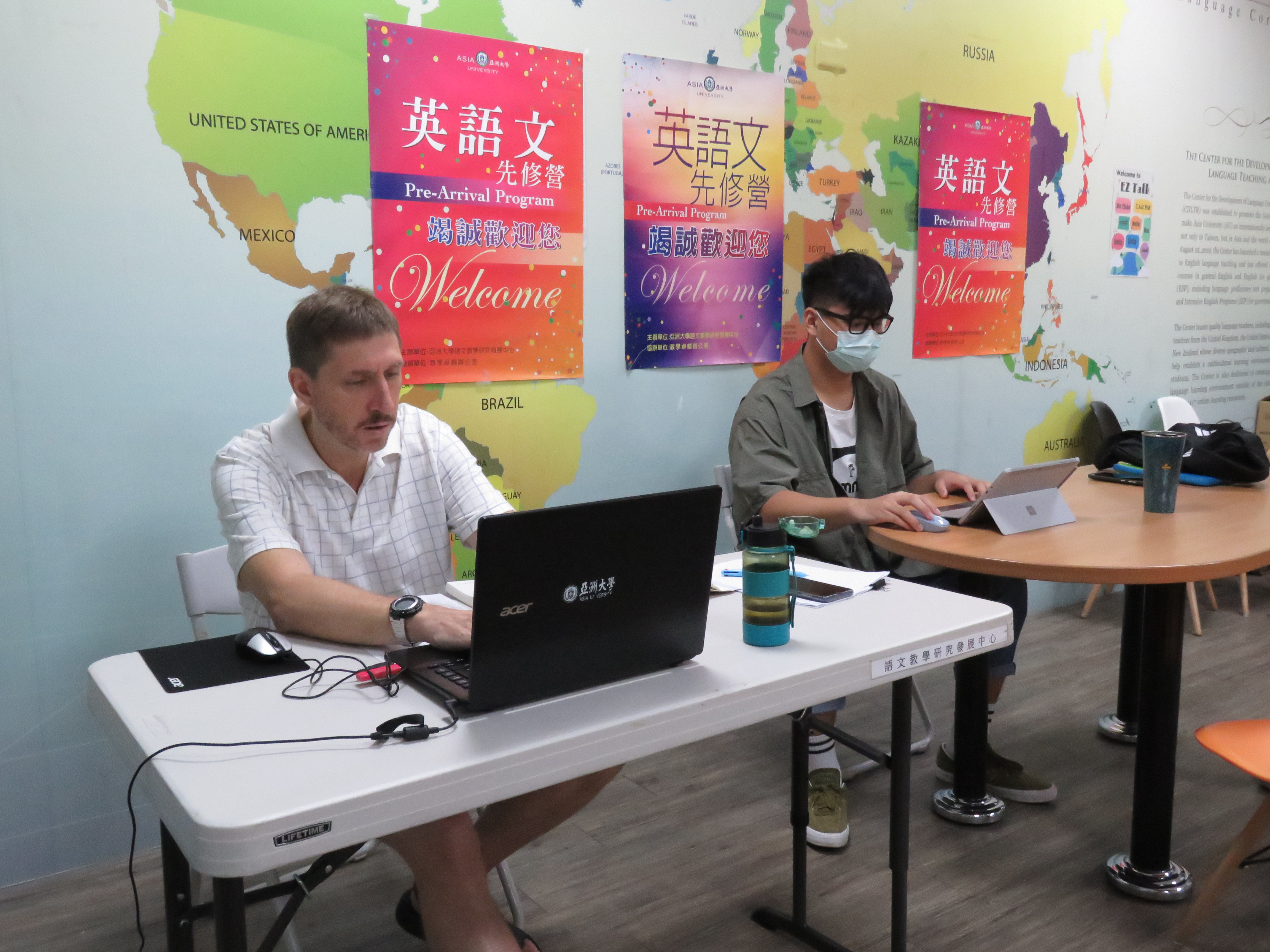 語發中心加拿大籍老師黃保羅(左),及助教于豊恩線上教授多益課程。