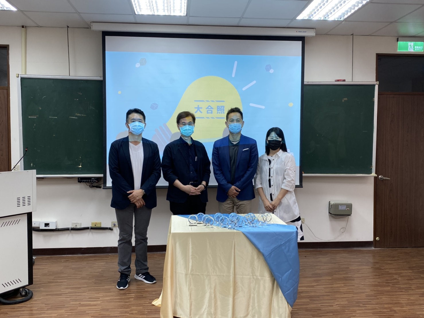 鄧成連副校長(左二)、創意設計學院李元榮院長(左三)、亞大創意設計暨發明中心主任林信宏(左一),與視覺傳達設計系陸蕙萍主任(左四)合照。