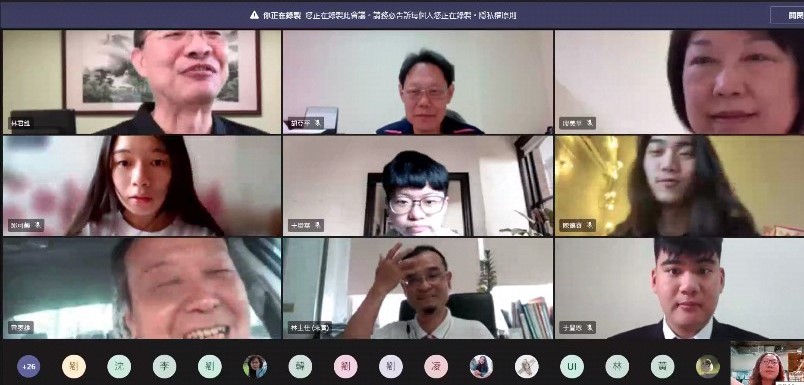 亞大副校長、AI學院院長曾憲能(左下),與管理學院林君維院長(左上)線上致詞,智慧餐飲社群召集人、休閒與遊憩系主任王月鶯擔任會議主持人(右下)。