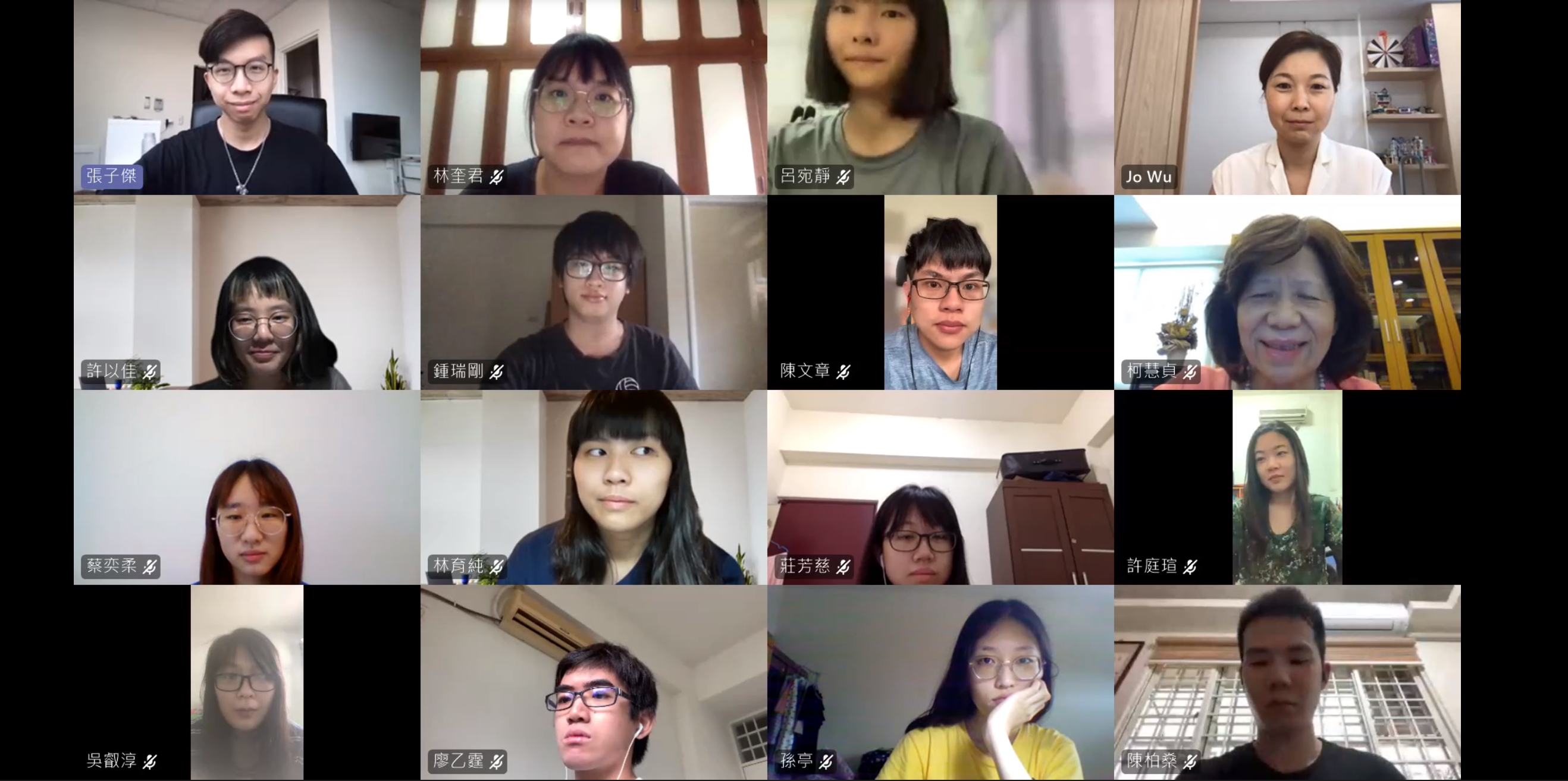 柯慧貞副校長(第二排右)、吳詠薇副所長(第一排右),與心理所臨床組碩一學生們線上合影。