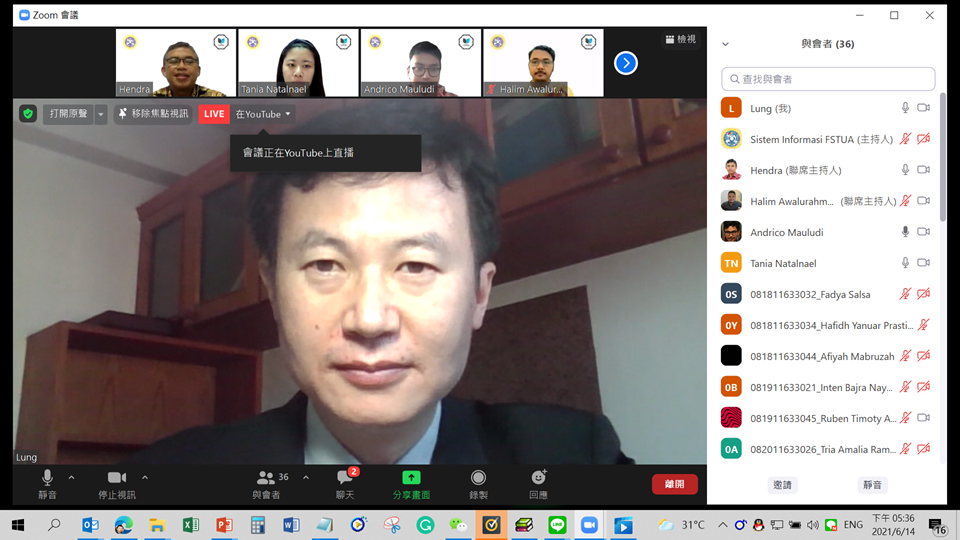 商設系龍希文老師,向印尼國立艾爾朗加大學信息系統研究學程Rimuljo Hendradi 主任(左上) 與師生,介紹醫療商品設計。