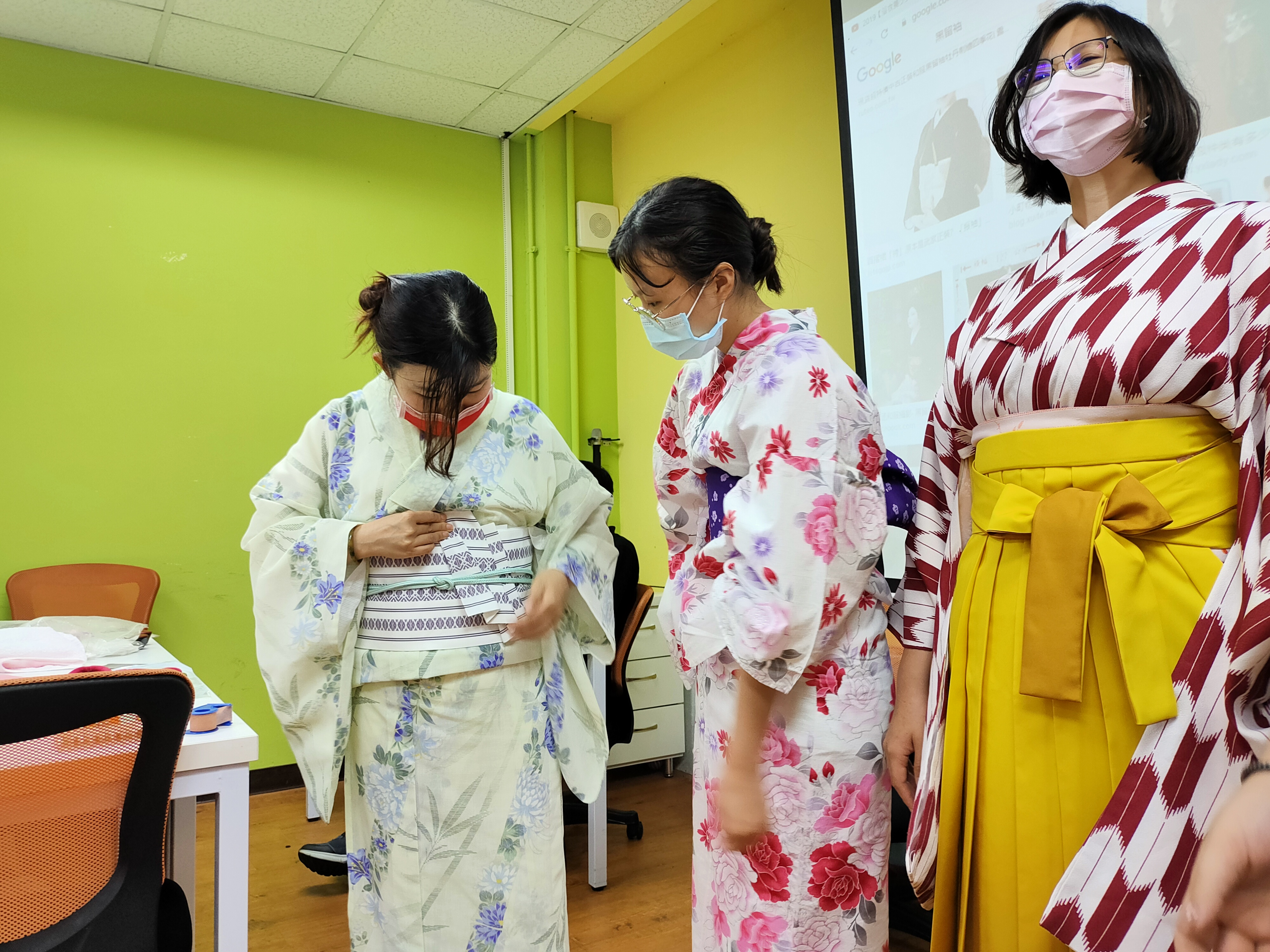 「第一次穿和服就上手:和服講座」,優花梨老師(左一)講解三種和式服裝的差異。「第一次穿和服就上手:和服講座」,優花梨老師(左一)講解三種和式服裝的差異。