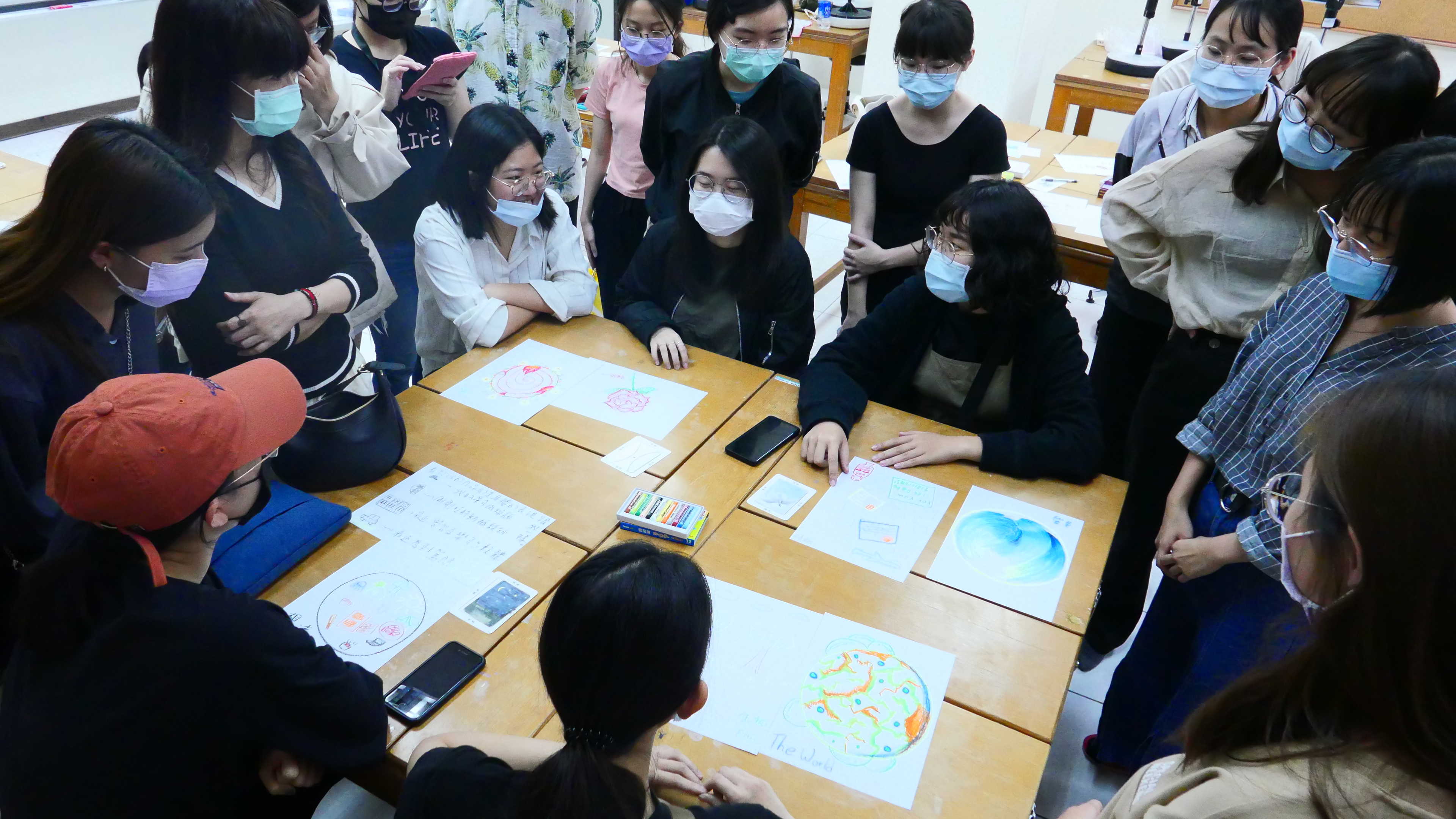 學生們在「曼陀羅療癒力」課堂上,練習繪製心靈圖像。