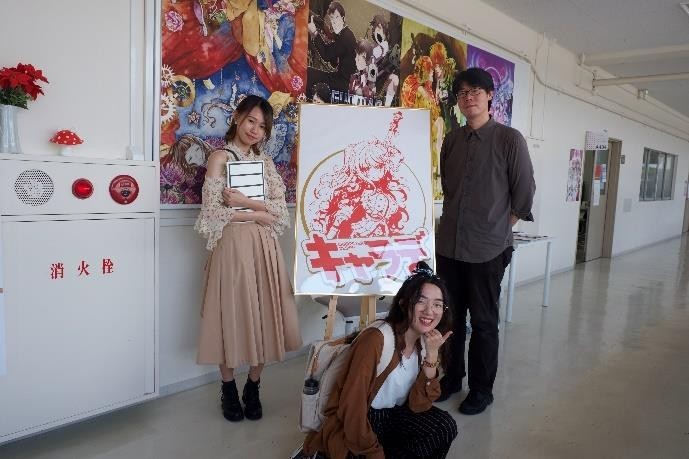 2019年亞大時尚系同學詹凱婷(左一),赴日本京都嶬峨美術大學研習。