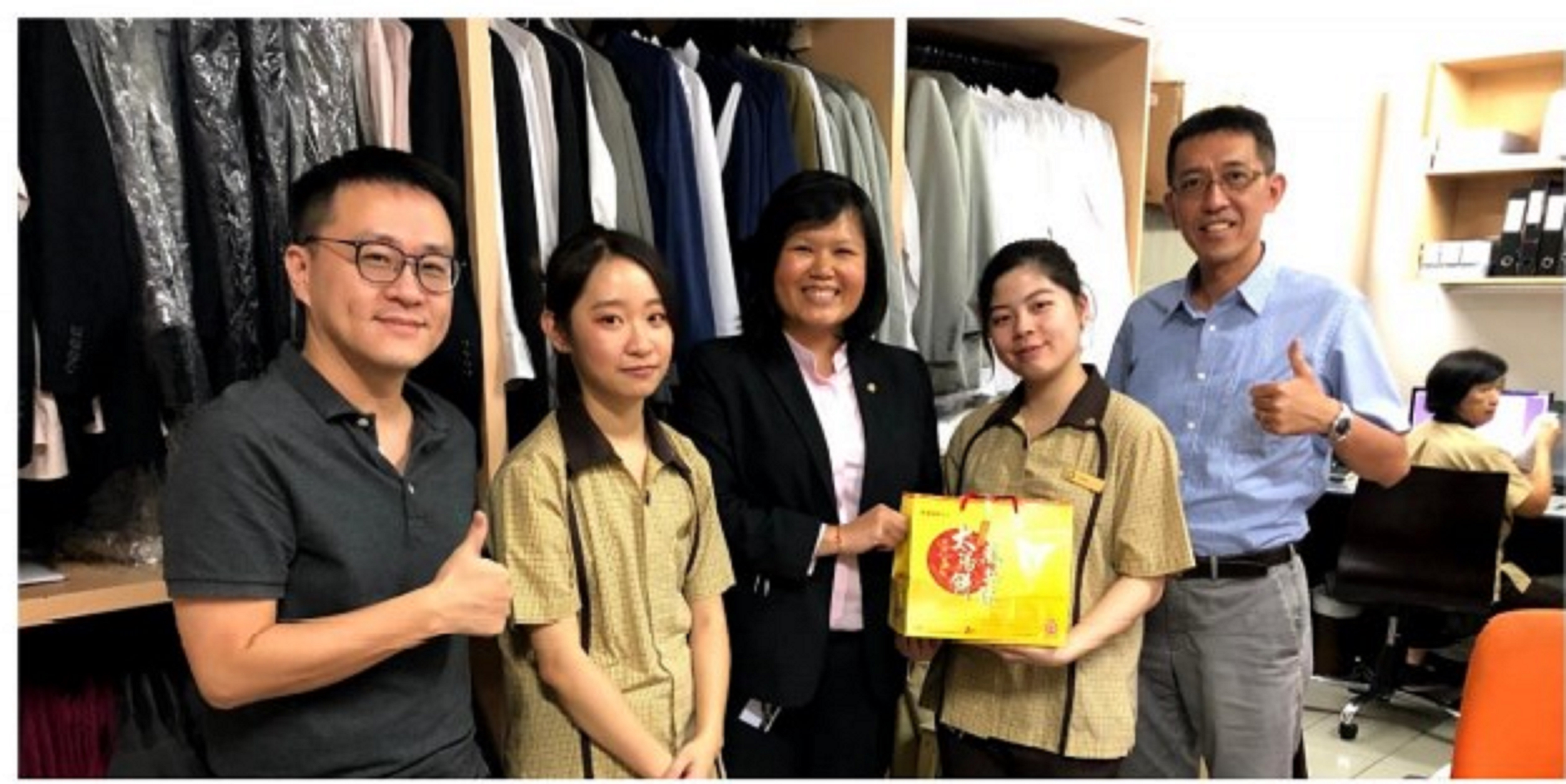 2019年亞大休憩系老師賴政豪(左一)、張祐誠(左五),探視在新加坡百樂酒景實習的學生(左二、左四)。