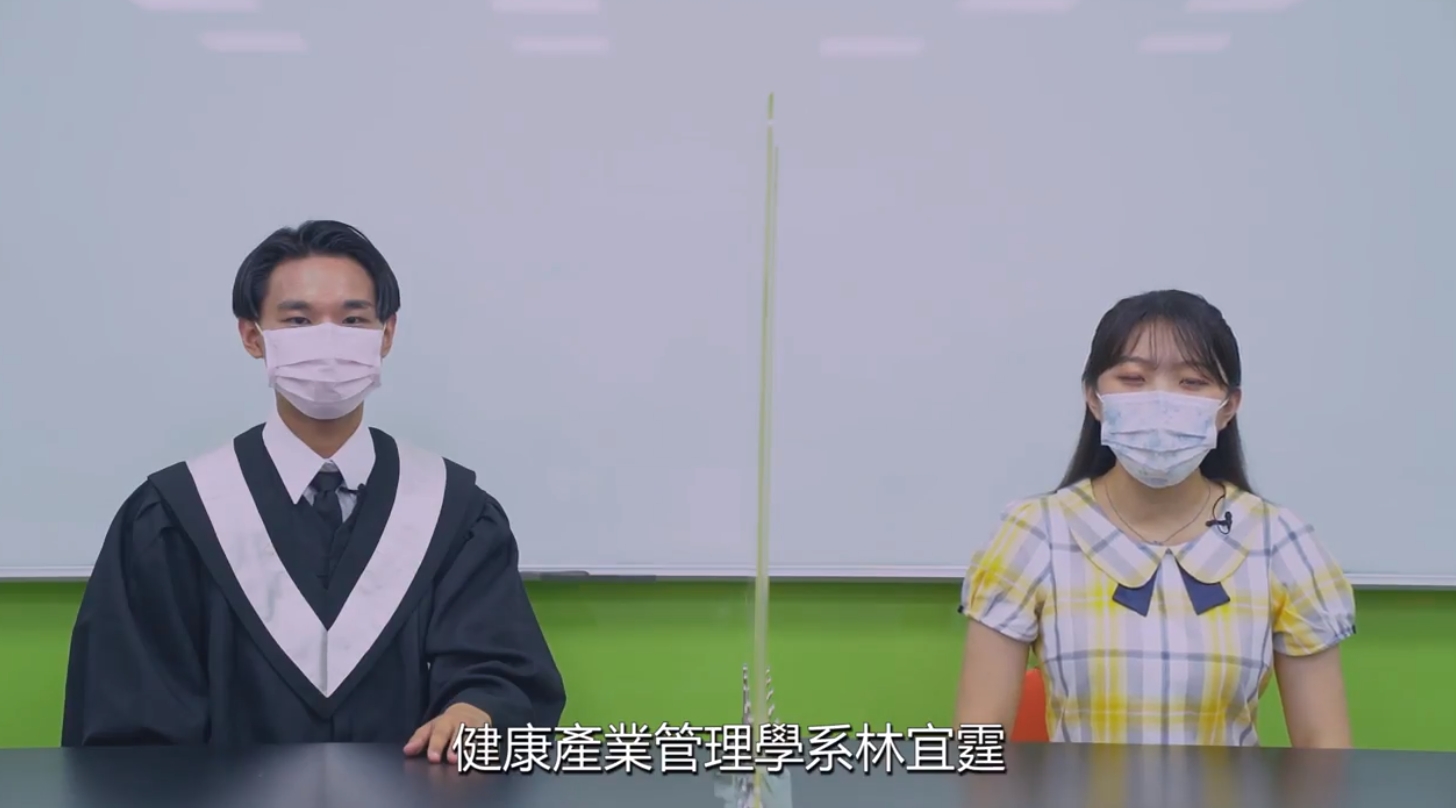 畢業生代表社工系張瑞銘(左)感謝母校四年來的教誨,在校生代表林宜霆祝學長姐們鵬程萬里,一帆風順。
