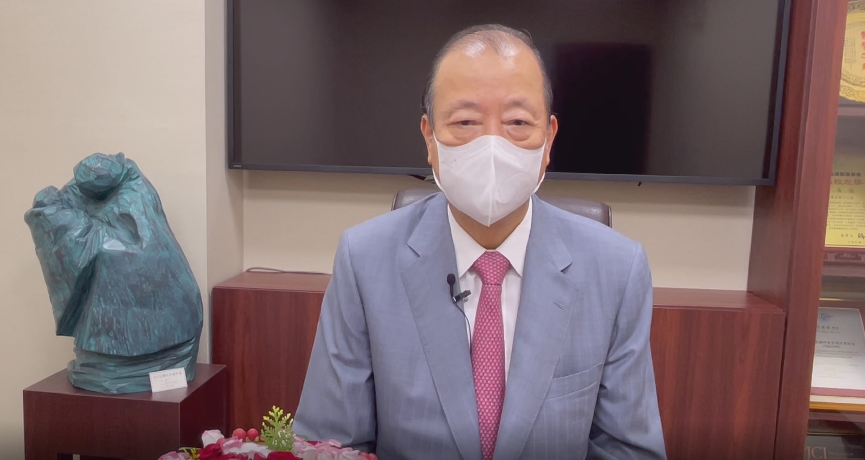 創辦人蔡長海用視訊在線上勉勵畢業生,「用創新改變未來,做為世界的領航者」。