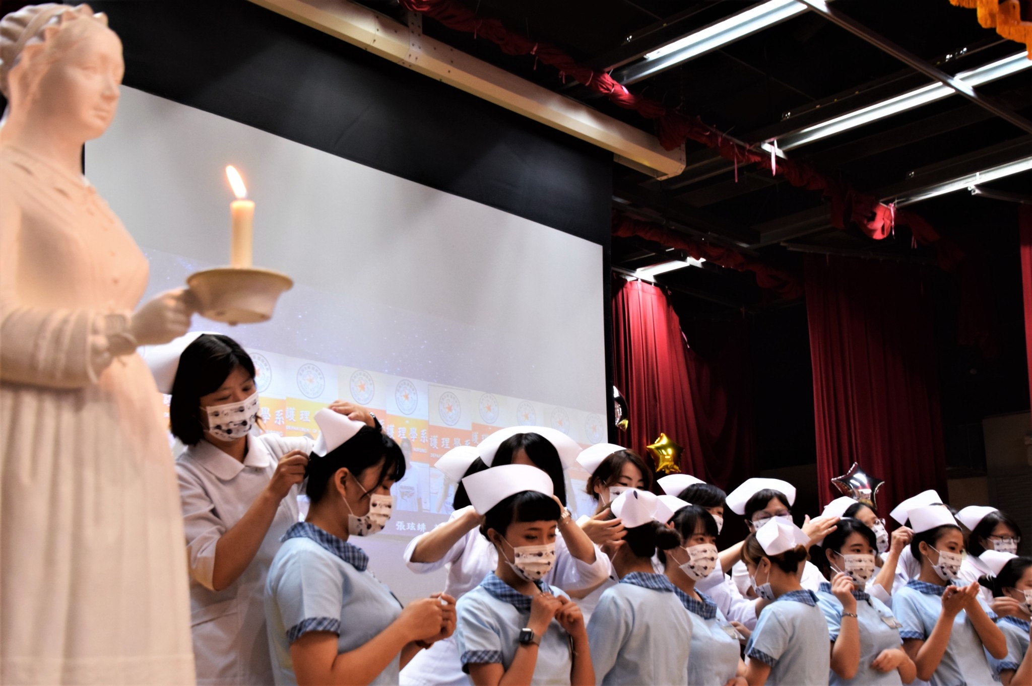 護理學系師長為第五、六屆受冠生加冠、授章。(圖為4月24日,防疫升級為第三級前拍攝)