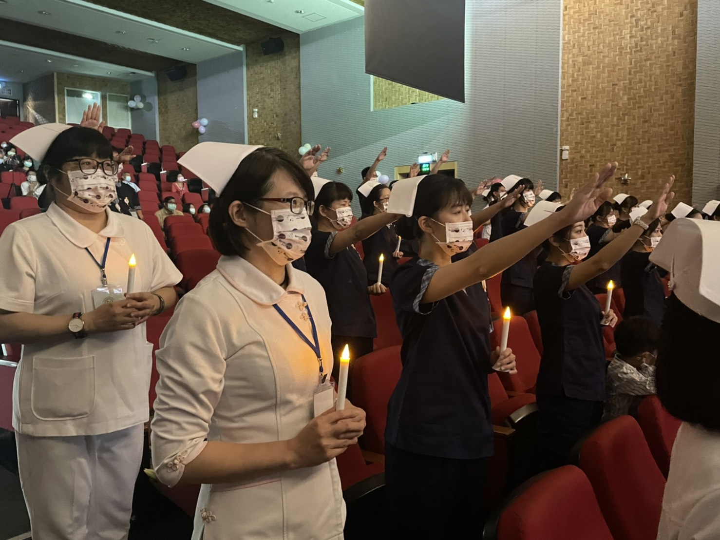亞大後護系師生點燃象徵南丁格爾光與熱的燭火。(圖為4月24日,防疫升級為第三級前拍攝)
