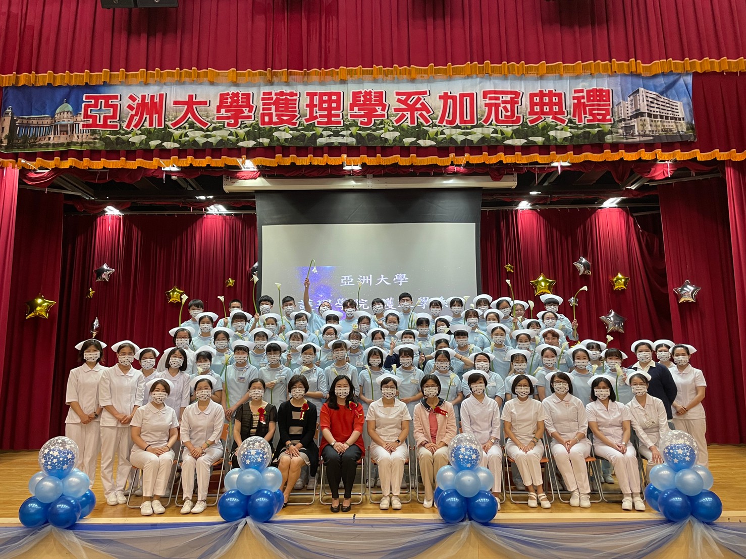 護理學院院長兼系主任吳樺姍(右七)、護理學系師長、與會貴賓與第五屆受冠生合影(圖為4月23日,防疫升級為第三級前拍攝)。