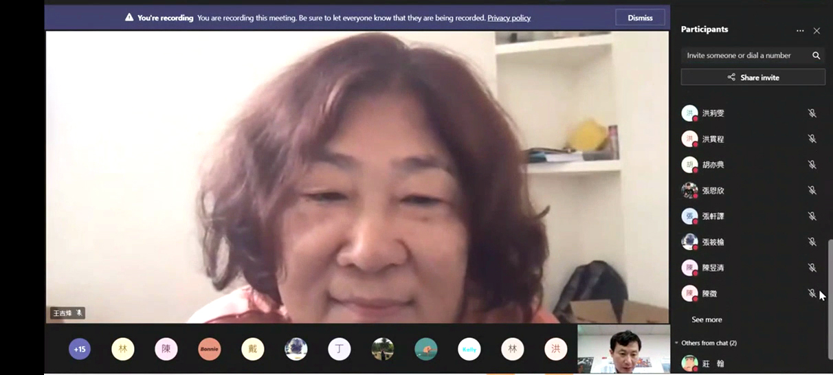 霧峰「狗狗山」狗園負責人張帆,與商設系老師龍希文(右下角)和同學們,線上討論如何設計可以幫助狗狗的商品。