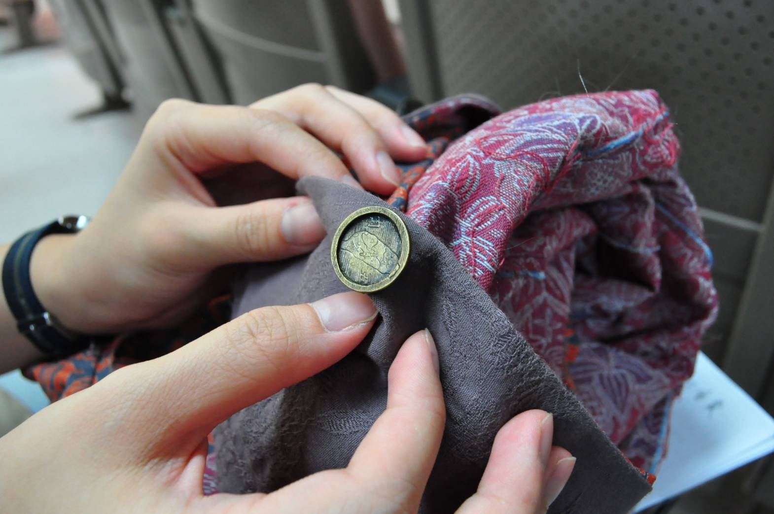 蘇家紘設計總監的品牌期望落實永續環境概念,堅持手染、追求獨特,連扣子皆為時尚系校友協助設計製作。