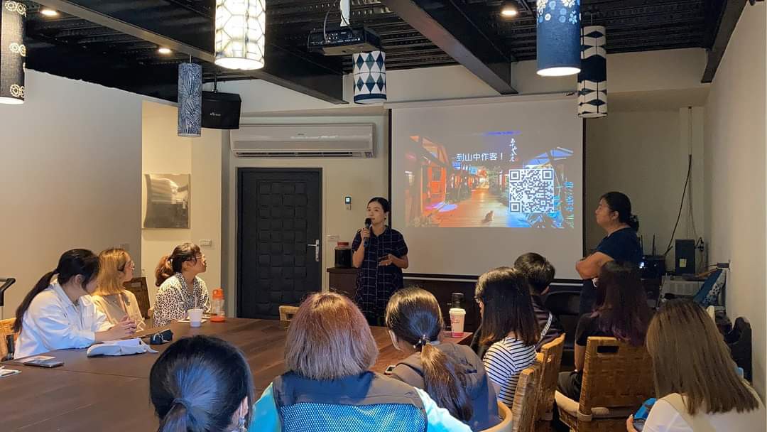 林青玫主任(中)_主持策畫藍染文創商品設計競賽,講解藍染實地染色製作研習營暨決賽。