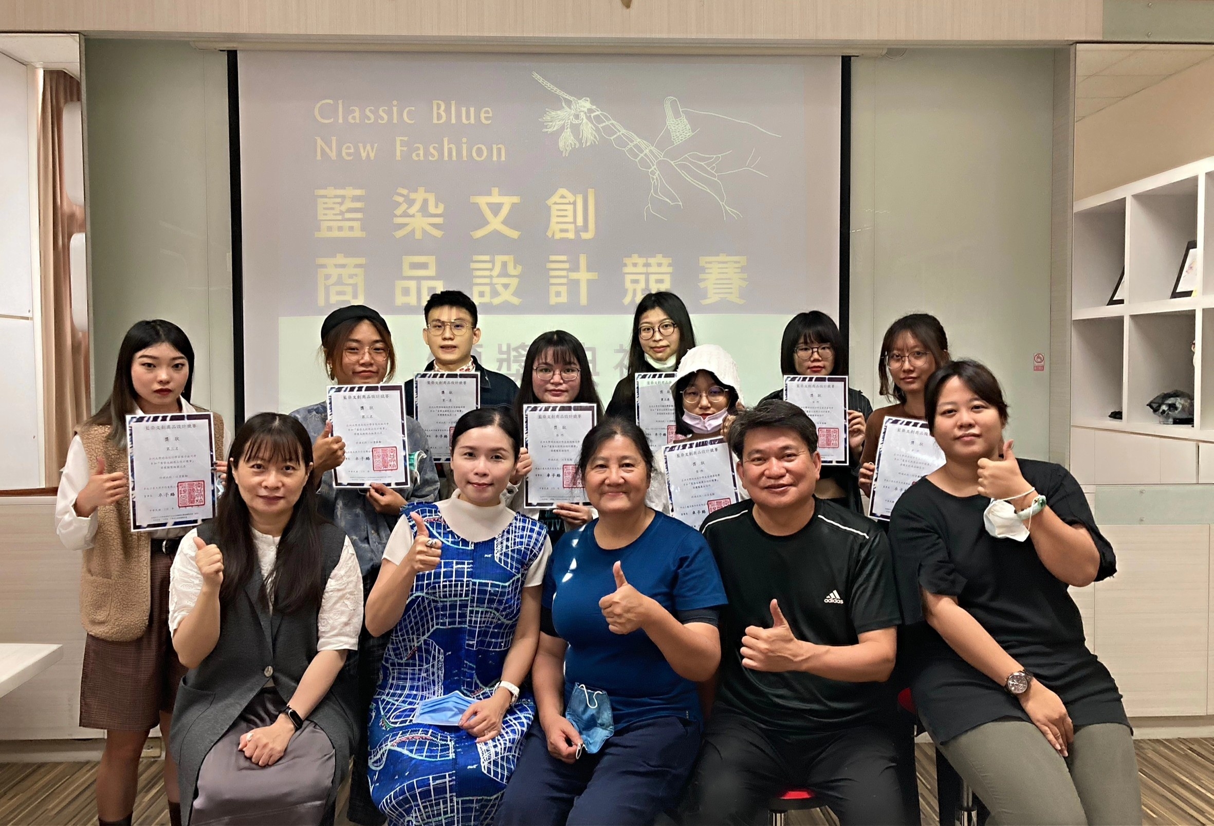 亞大時尚系老師林卿慧(左 )、時尚系主任林青玫、卓也小屋天然手作公司創辦人鄭美淑、卓也小屋創辦人卓銘榜、時尚系黃于恬老師,與藍染文創商品設計競賽獲選同學等人合影。