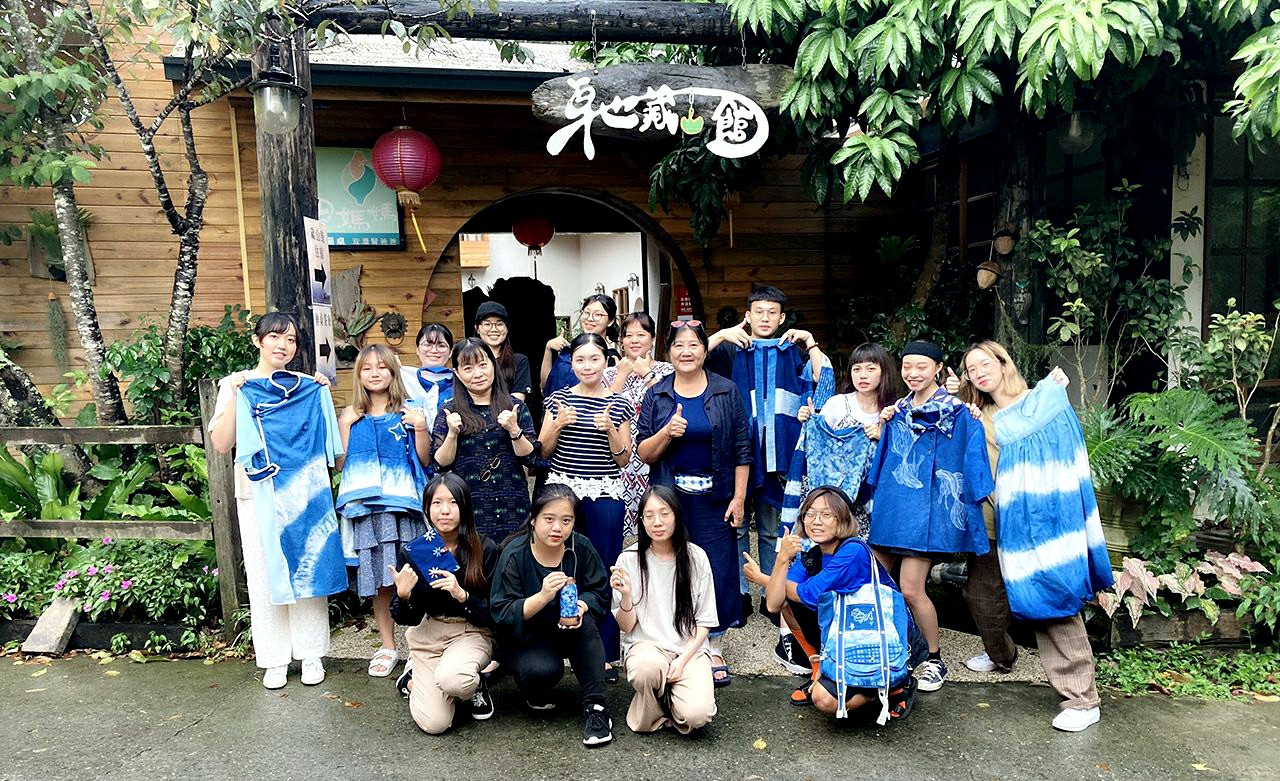 時尚系主任林青玫(第二排左四)、卓也小屋天然手作公司鄭美淑創辦人(第二排左五)、時尚系老師林卿慧(第二排左三),與藍染文創商品設計競賽決賽所有參賽者等人合影。