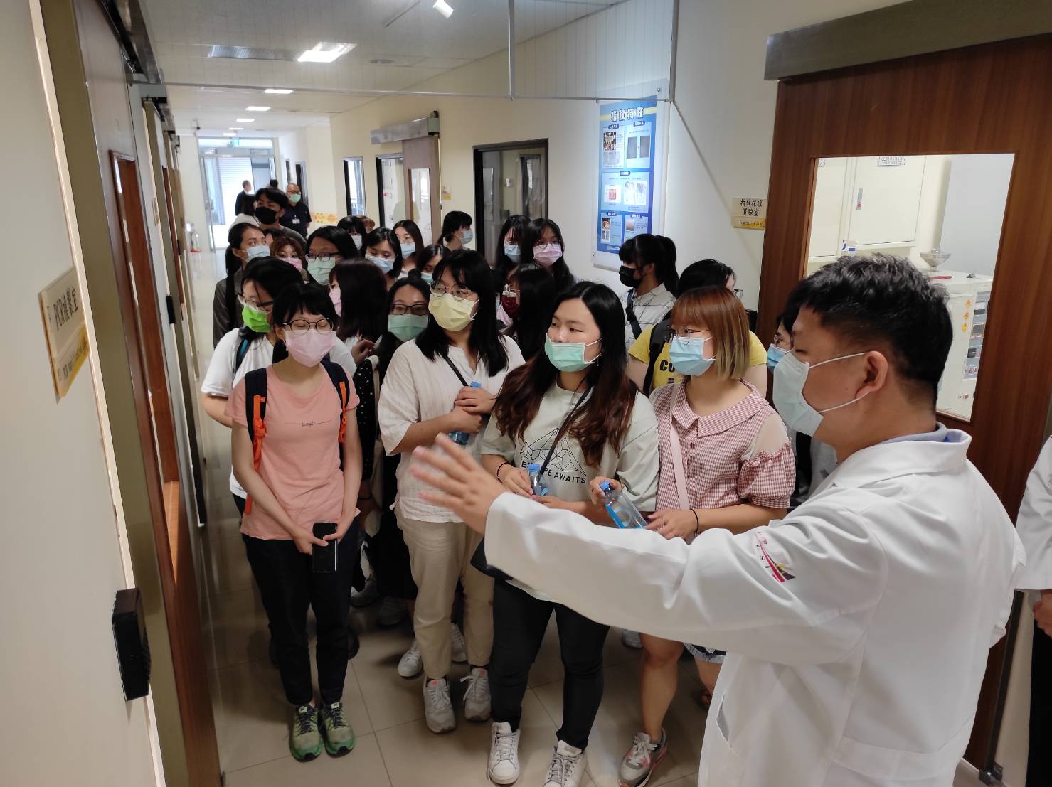 亞大心理系師生參觀台中市警局刑事鑑識中心「刑事分子生物鑑定室」,了解各種鑑定方法。