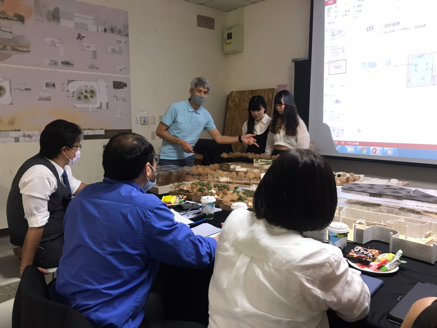 室設系邀日籍老師仲間浩一(站立者左一),於校內總評時講解學生作品。