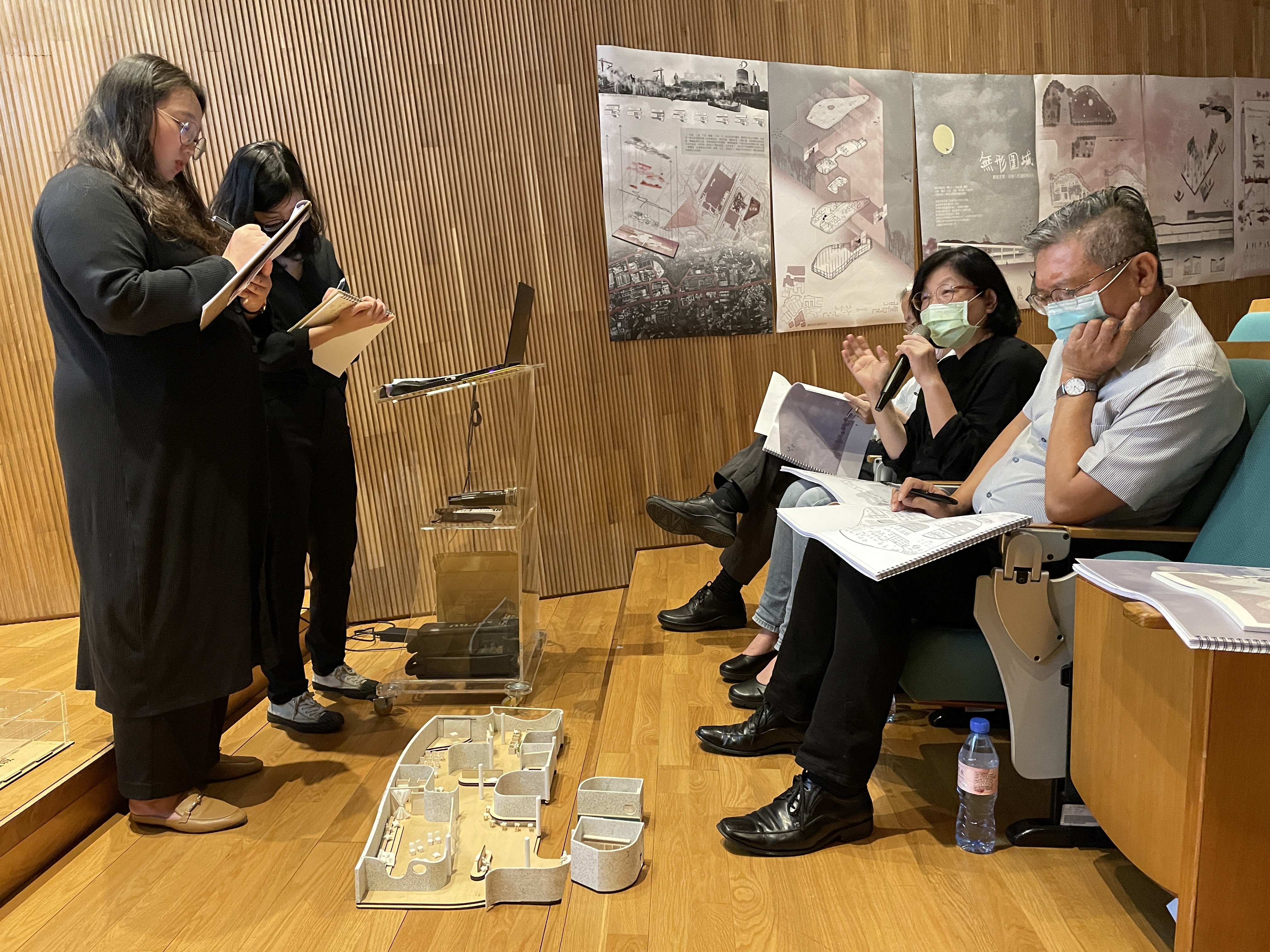 逢甲黎淑婷院長講評學生作品,建議優秀的學生繼續攻讀研究所,有機會更深入探討自己關注的議題。