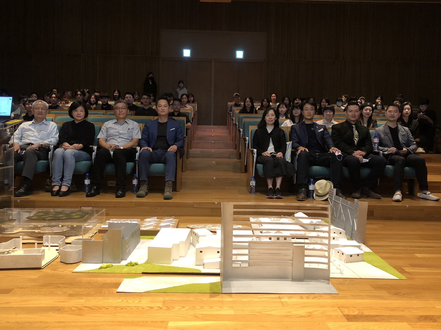 亞大室設系榮譽評圖後,評審蕭家孟(左起)、黎淑婷、劉易鑫、李元榮;畢業設計總指導教師林佳慧及系上老師宋承翰、吳昱洲、楊煥生等全體師生合影。