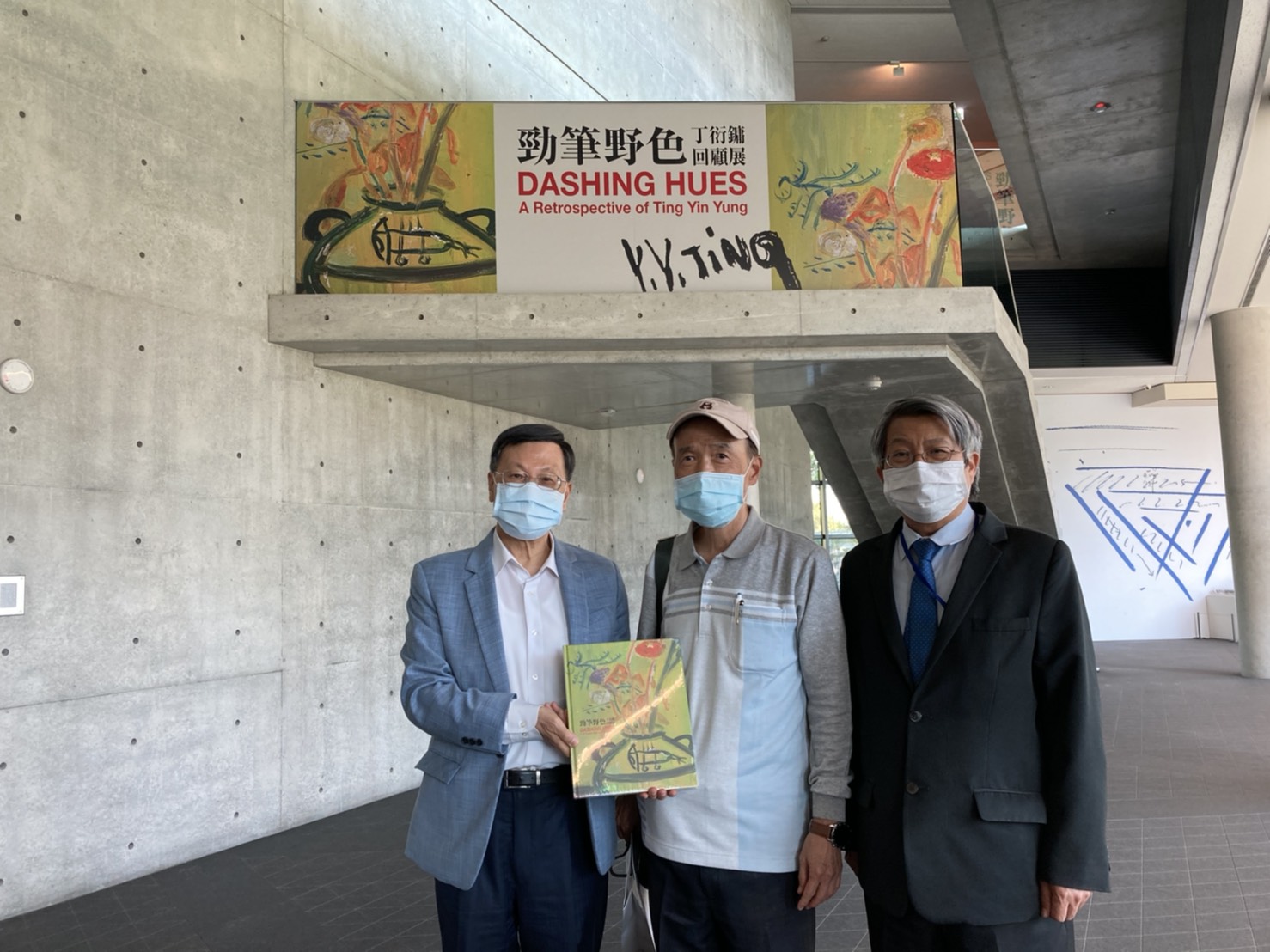 曾憲章博士(中)在蔡進發校長(左)及潘𥛮館長(右)陪同下,參訪亞大美術館。