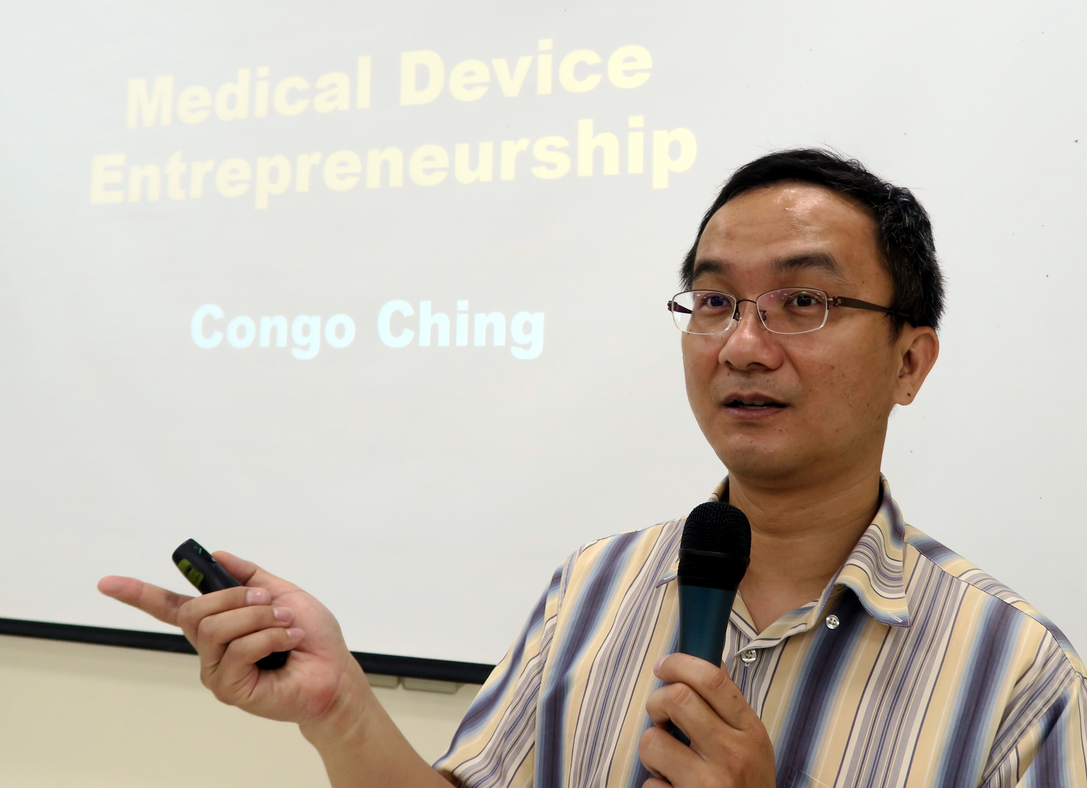 興大程德勝教授在亞大創業學程,分享醫療商品創業的經驗。