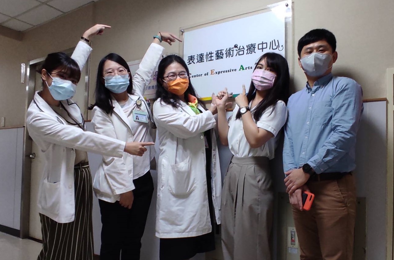 亞大心理系葉品陽老師(右起)、張瑋庭同學、中國醫兒童醫院兒童發展及行為科代理主任林秀縵、張瑞文心理師及劉芊宥心理師,於「表達性藝術治療中心」合影。