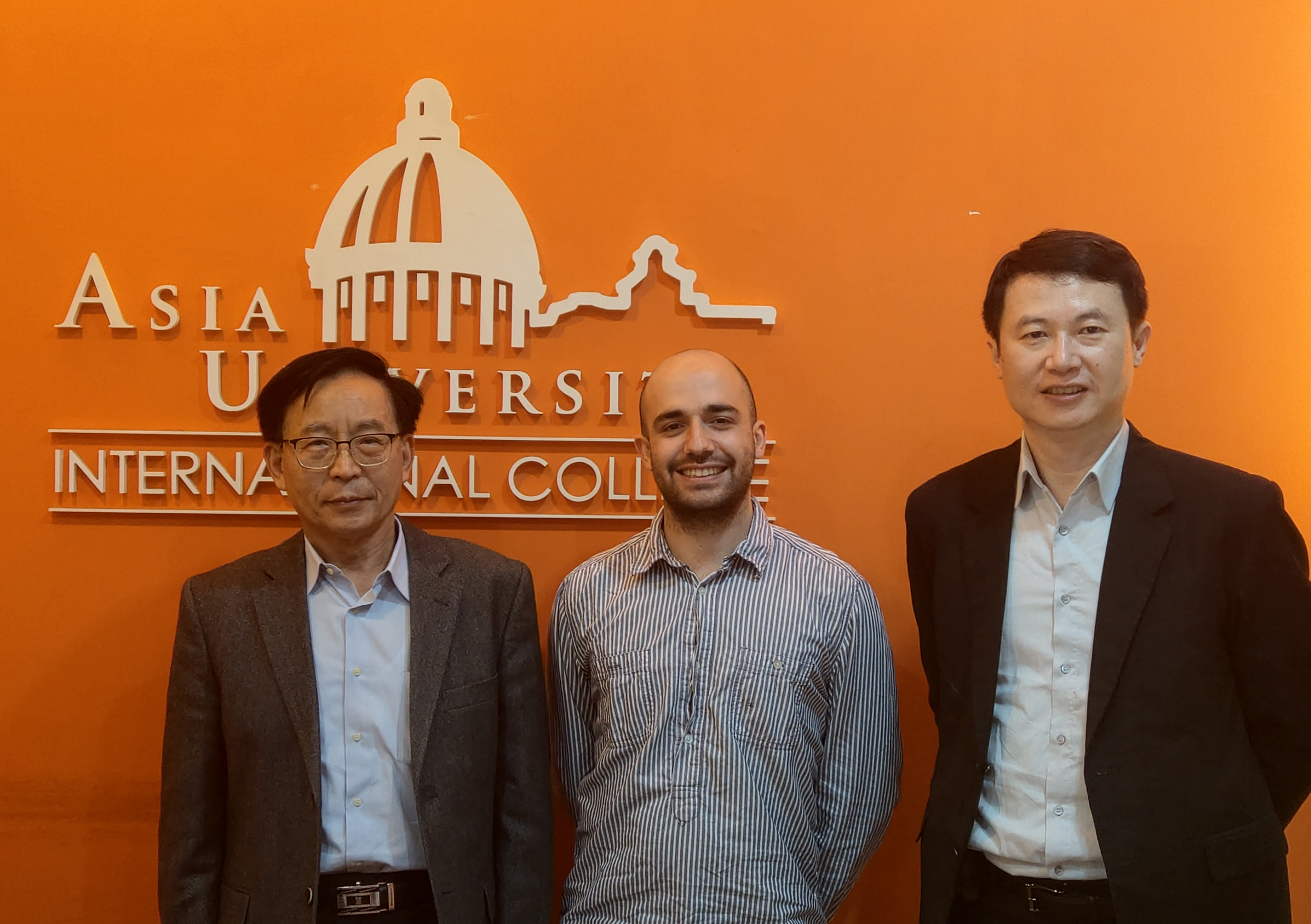 亞洲大學國際學院院長陳英輝(左起)和Veit Babak Hamun Akbari、龍希文老師合影。