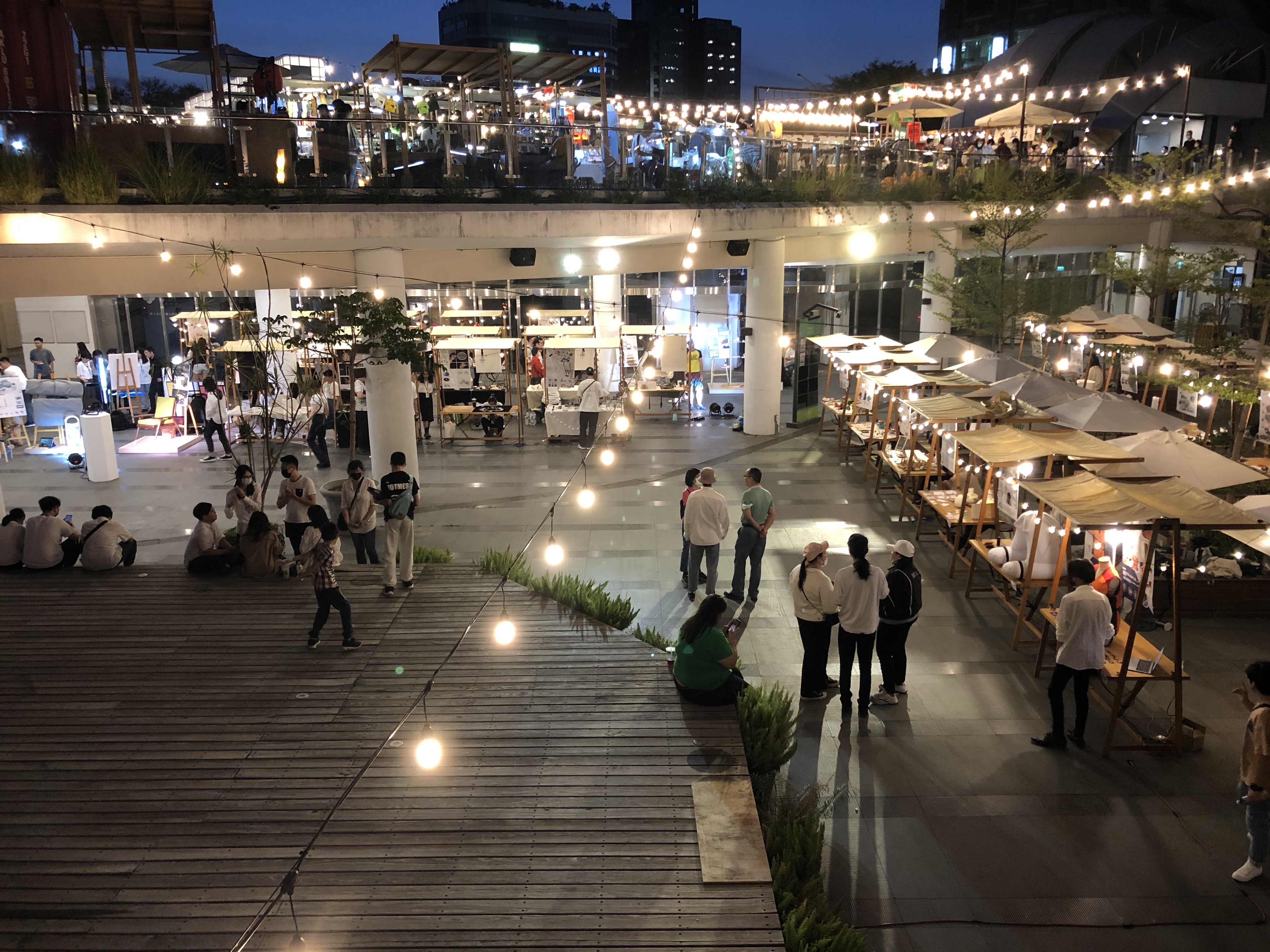 亞大商品系畢業校外展於草悟道地富廣場展出,吸引民眾看展。