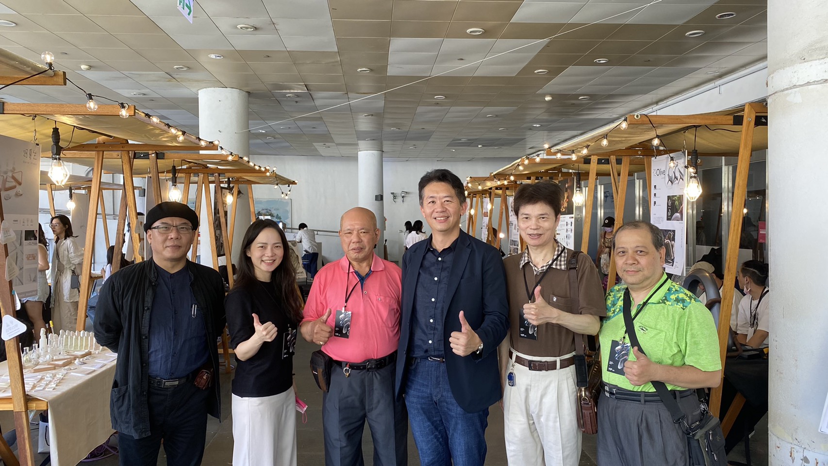 台灣珠寶公會鄧英謀理事長(左3)、台中珠寶公會張建章理事長(右2)、施榮宗副理事長(右1),到場參觀學生作品,與商設系主任林信宏(右3)、徐宏文老師(左1)和總指導朱以恬老師(左2)合影。
