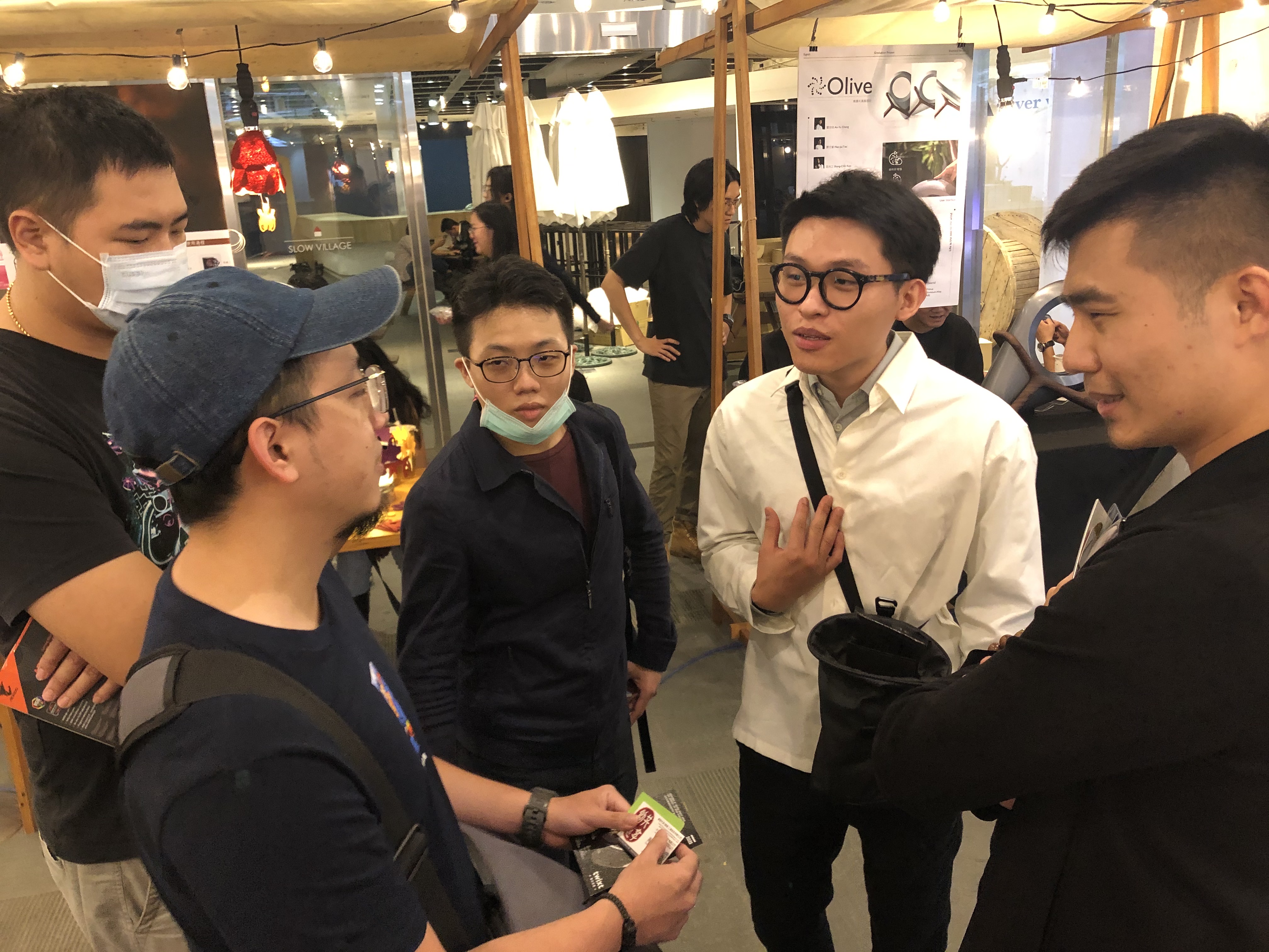 亞大商品系畢業校外展,吸引歷屆校友們前來觀看,與在校學生交換意見。