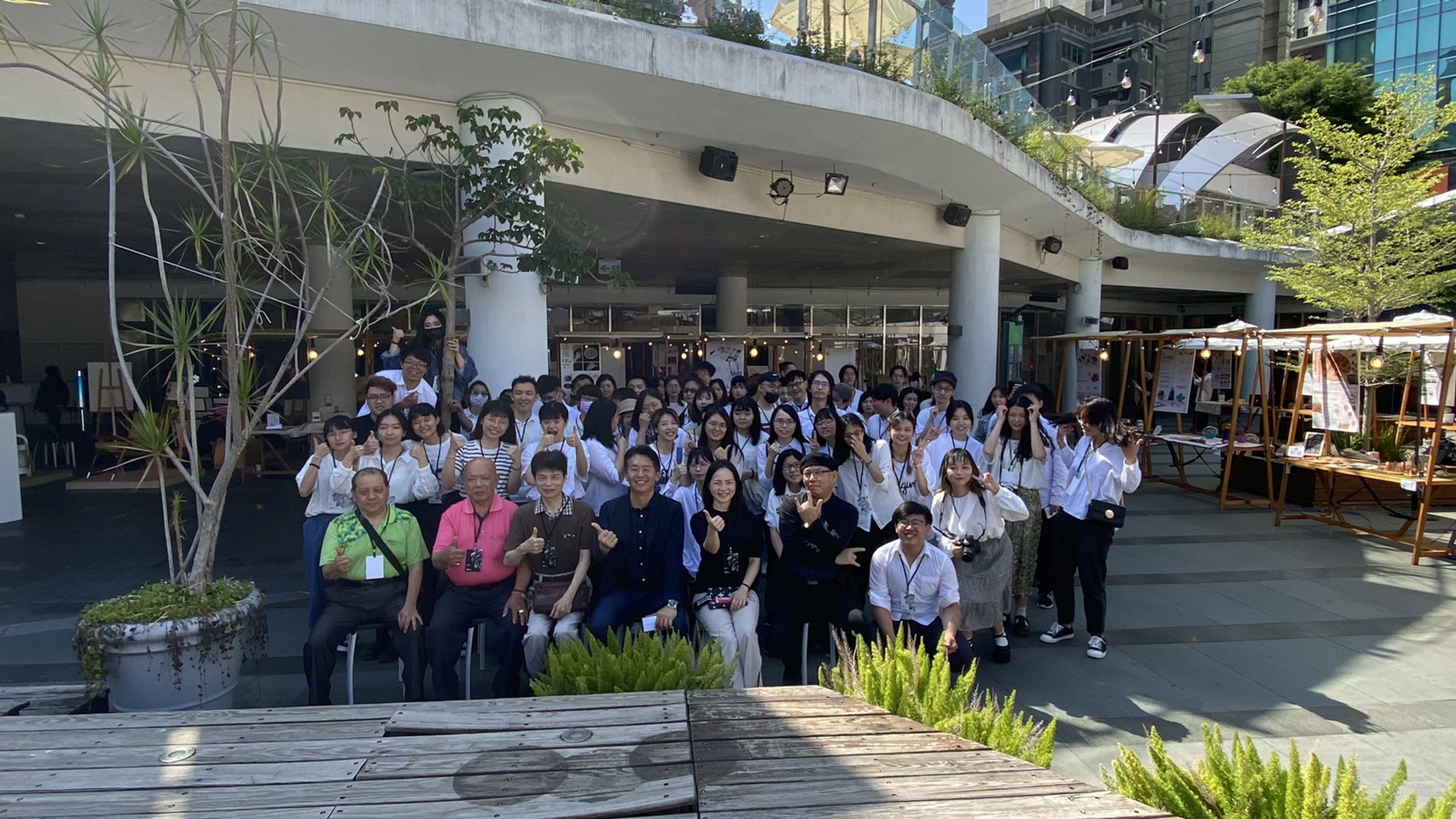 亞大商設系第11屆畢業展,於台中市草悟道富地廣場開展,全體師長與來賓合影。