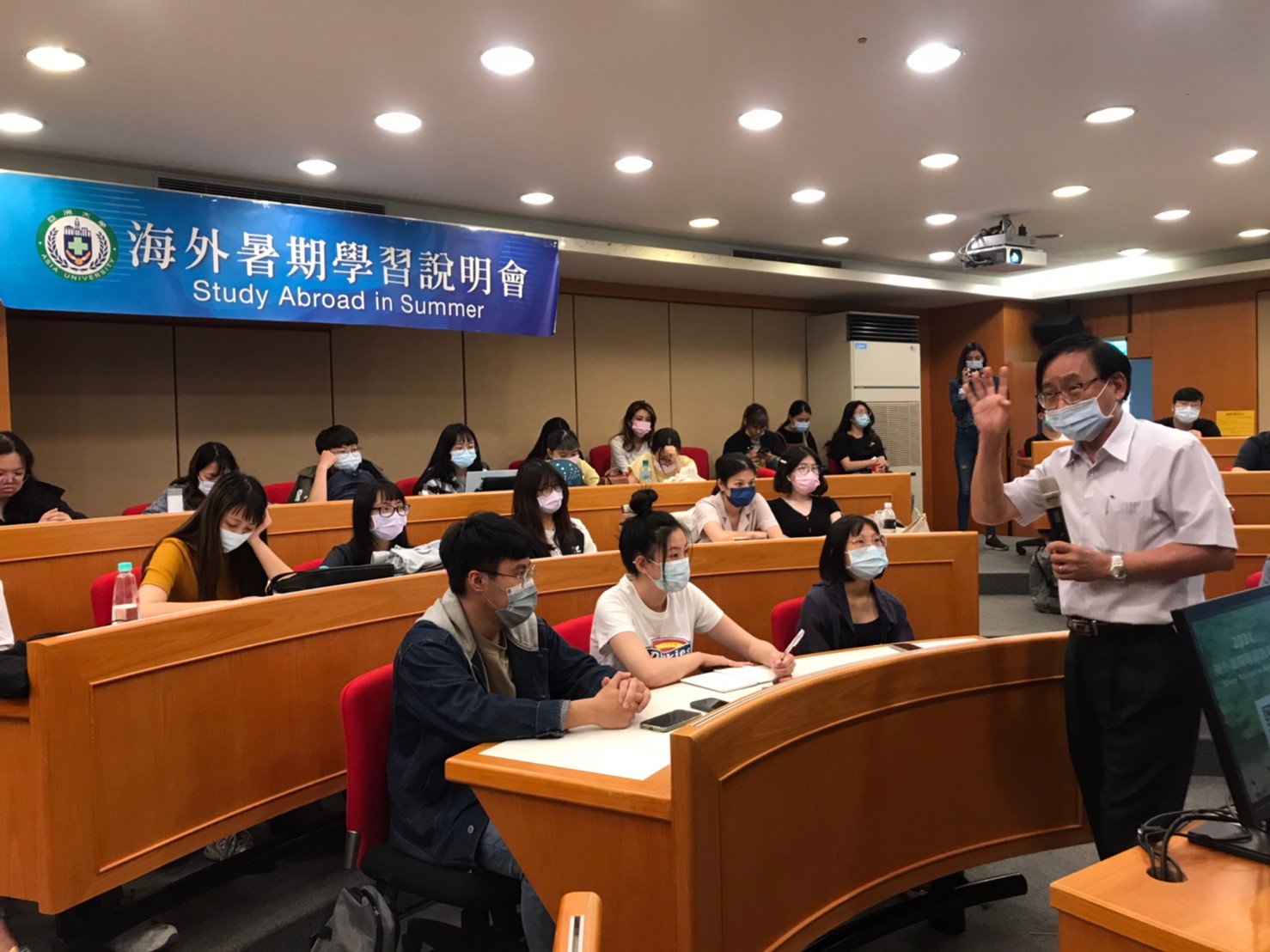 亞大國際學院院長陳英輝(右一),與學生分享亞大推行的318國際化計畫。