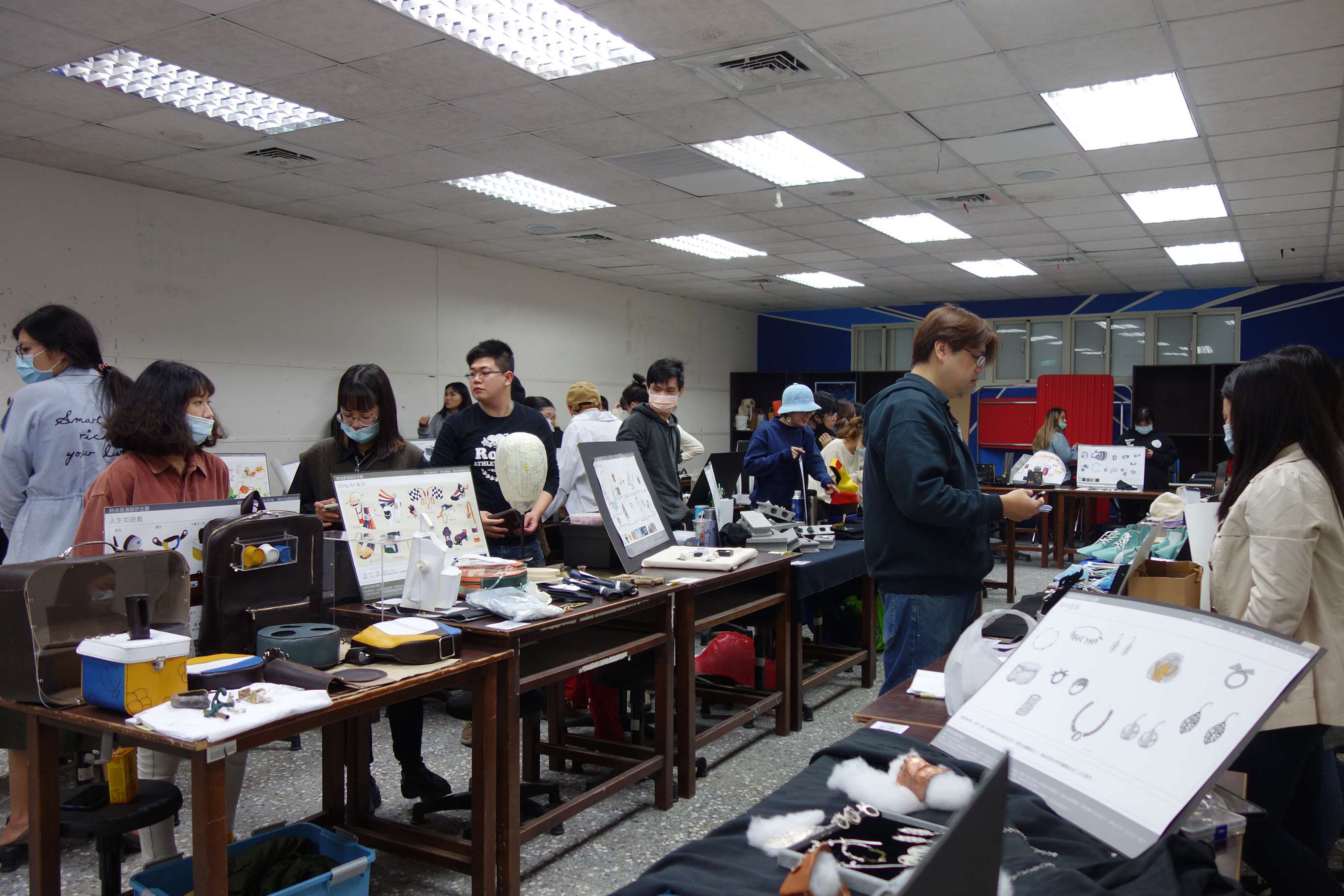 亞大時尚系精品設計組學生,準備審查的展示品。