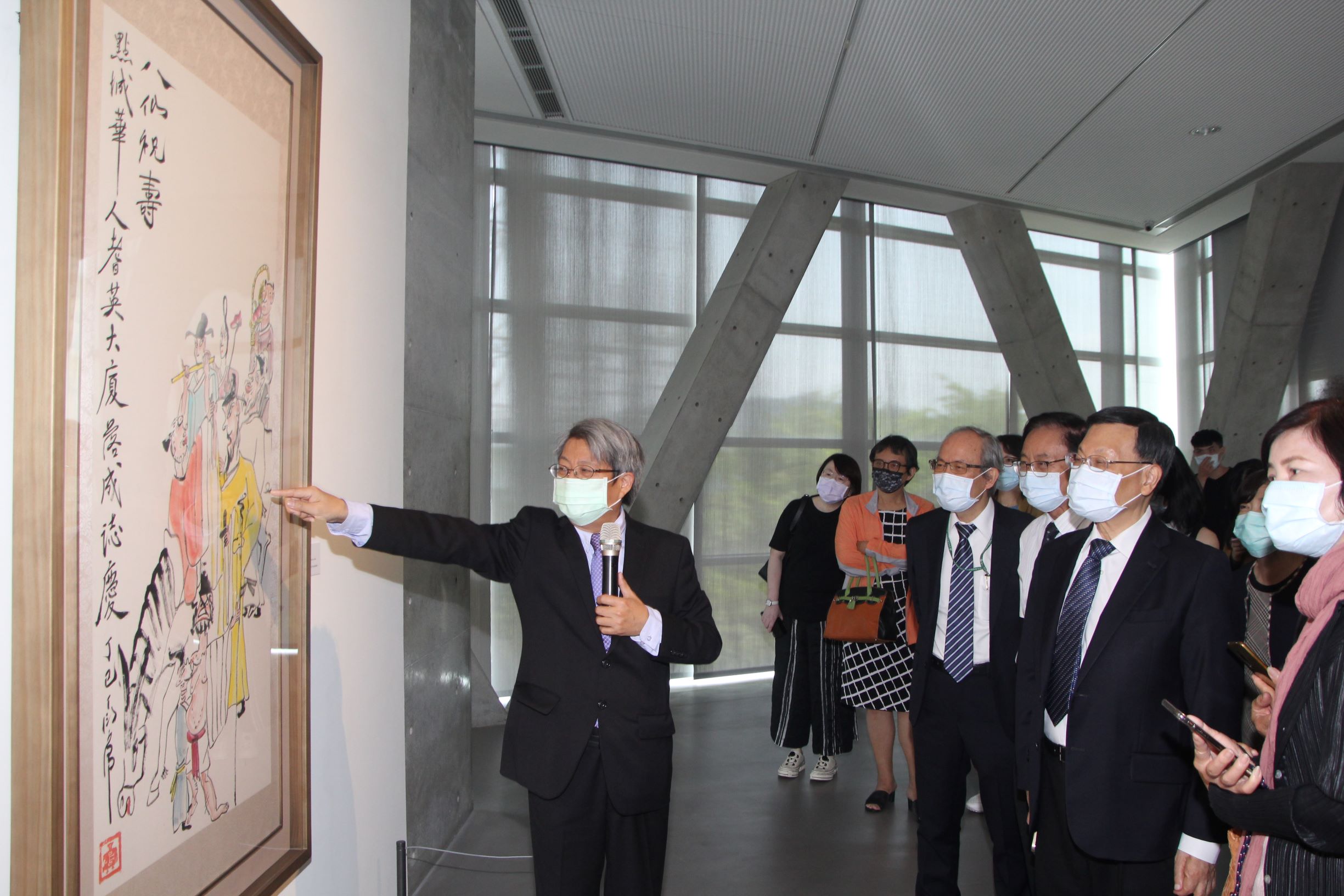 亞大現代美術館館長潘𥛮,解說丁衍鏞的「八仙祝壽」圖。