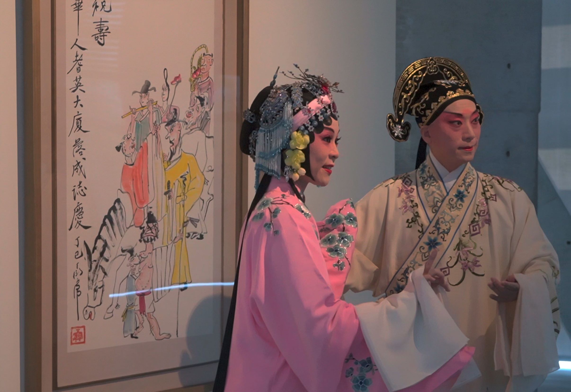 國立台灣戲曲學院京劇團小生趙揚強(右)、國光劇團花旦劉珈后,在丁衍鏞「八仙祝壽」畫作前,以今仿古,頗具韻味。