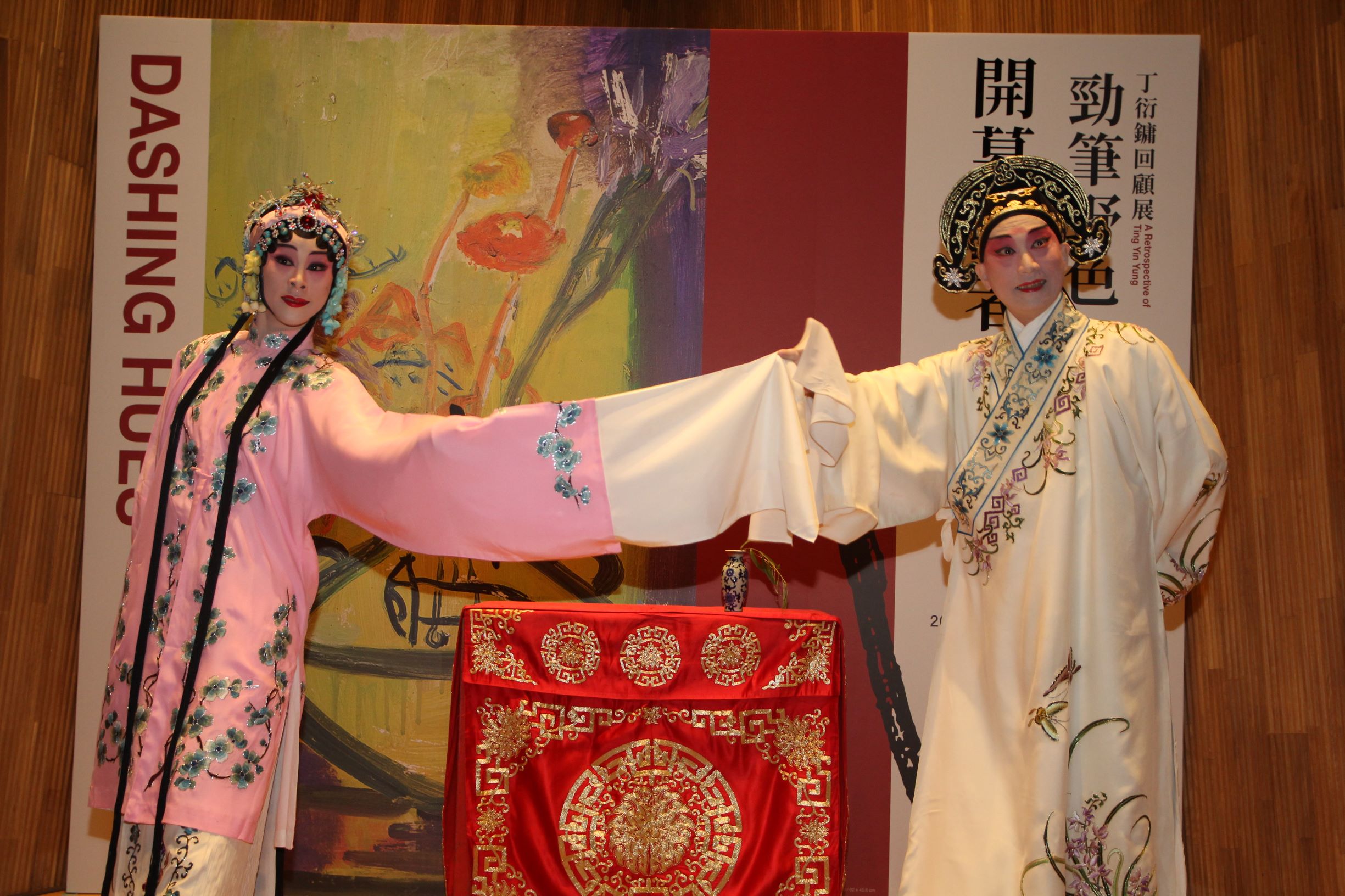 國立台灣戲曲學院京劇團小生趙揚強(右)、國光劇團花旦劉珈后,演出經典崑曲牡丹亭遊園驚夢,呼應美術大師丁衍鏞的「霸王別姬」、「八仙祝壽」等作品。
