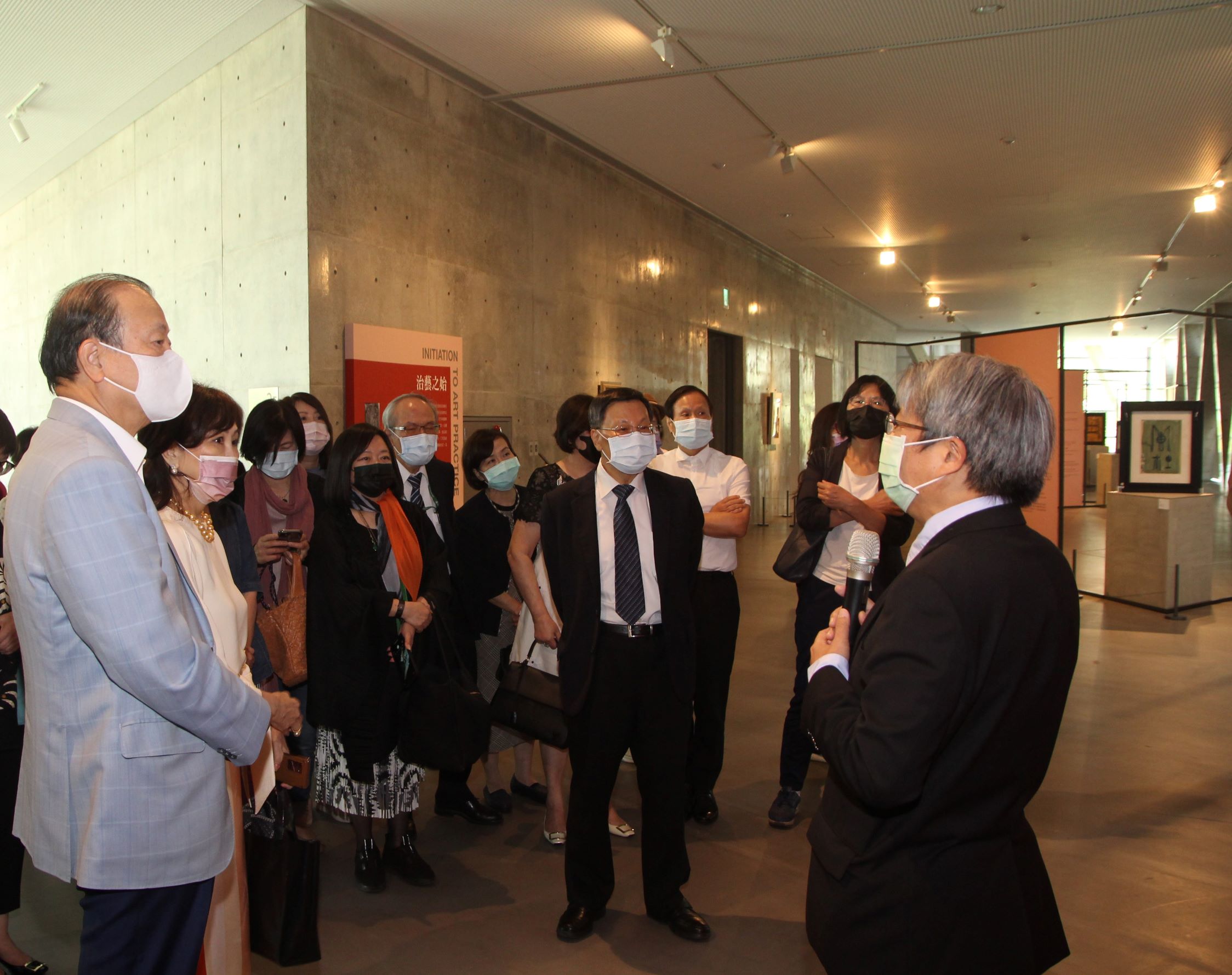 亞大《勁筆野色——丁衍鏞回顧展》今天開幕,亞大創辦人蔡長海(左一)、亞大董事林佳琪(左二)、亞大校長蔡進發(左五)等上百位貴賓,聆聽亞大現代美術館館長潘𥛮(右一)解說。