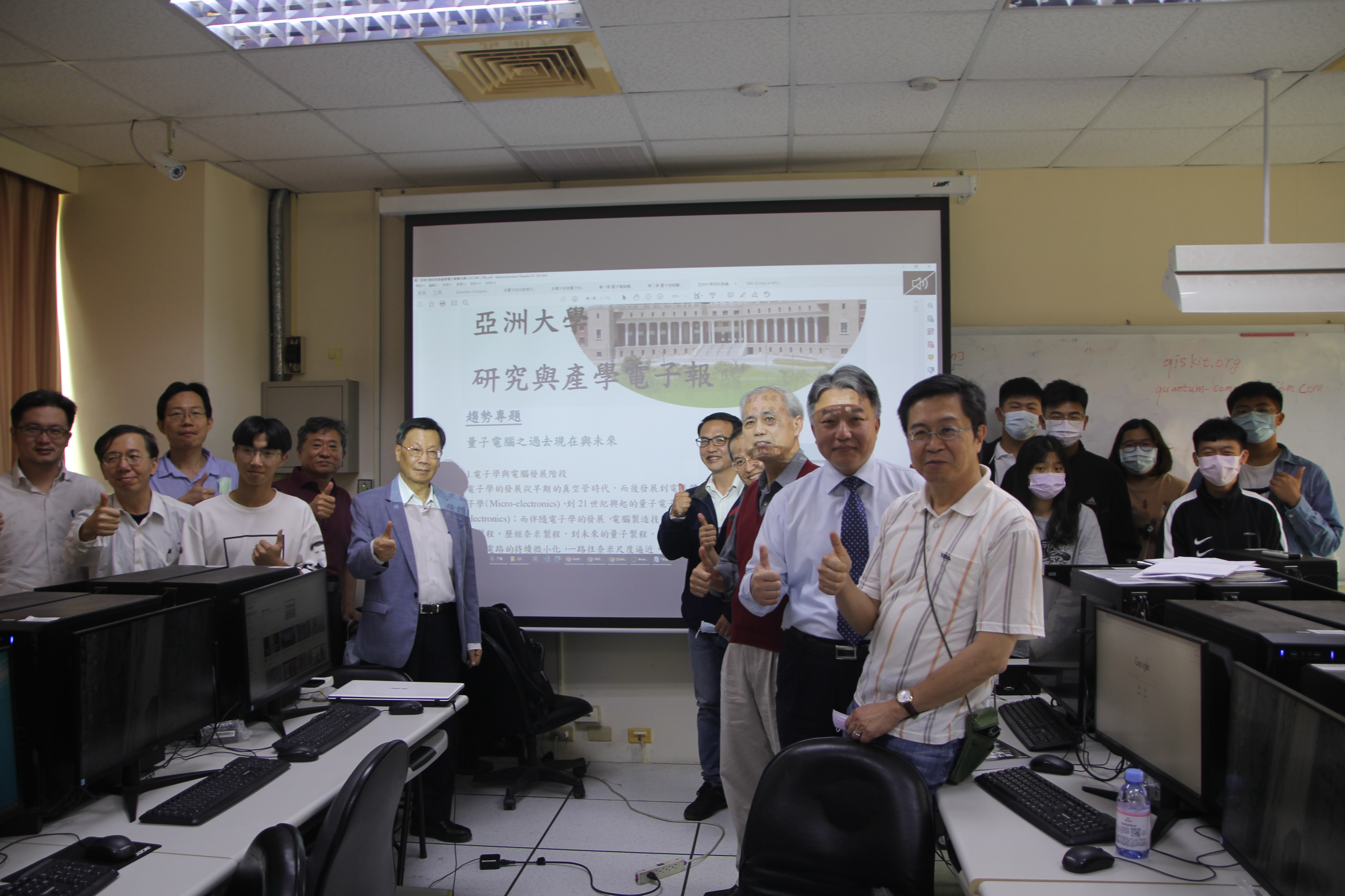 亞大校長蔡進發(左六)與參加演講會的人士合影,背景為2019年謝長倭副教授(左七),發表在亞大研究與產學電子報趨勢專題「量子電腦之過去現在與未來」。