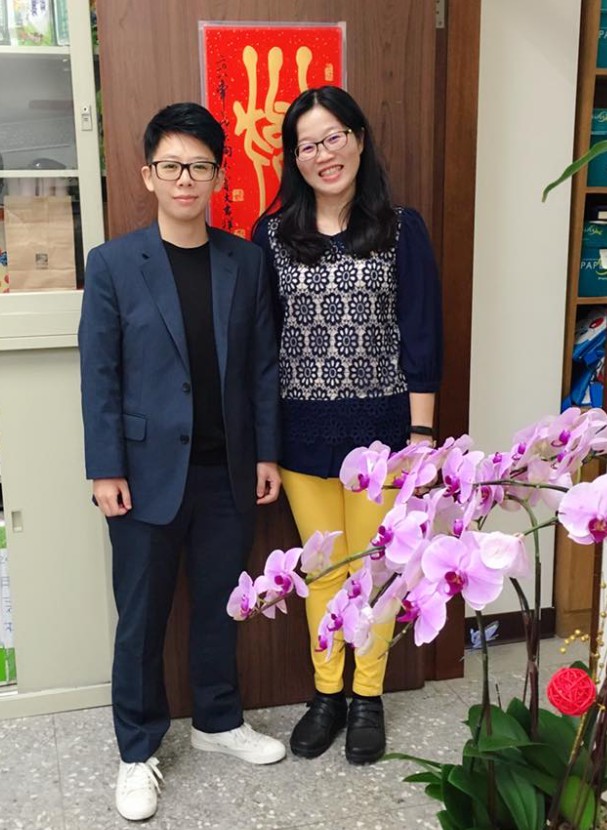 亞大通識中心主任黃淑貞(右)邀請畢業校友,現為大葉大學心理師王善豫(左)回校演講。