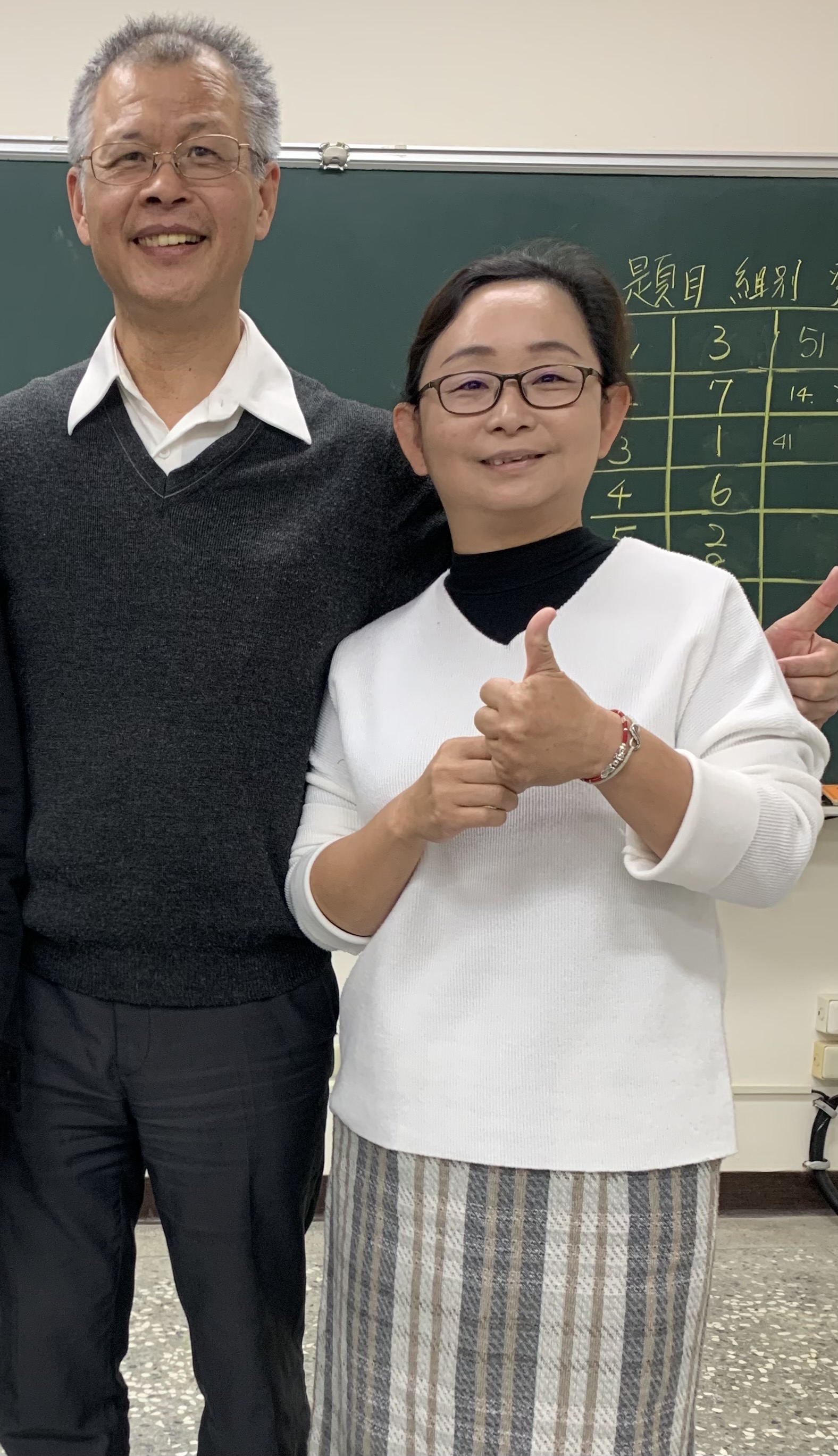 賴昭吟老師(右)邀請聯合報文化基金會營運長邱文通(左),分享業界經驗。