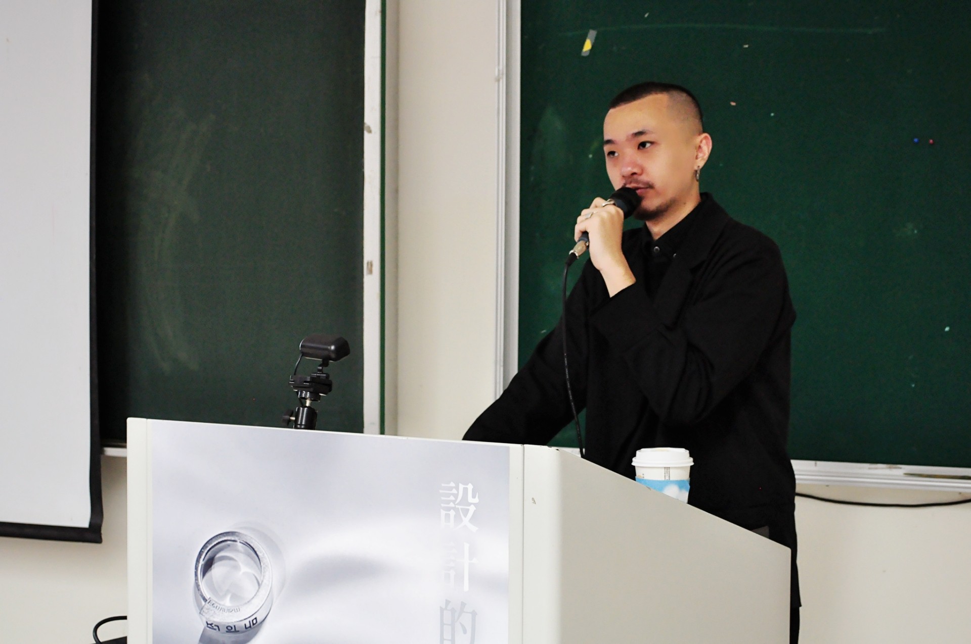 亞大校友陳彥儒設計總監以「設計的價值是什麼?」演講,分享自身創作來源及經歷。
