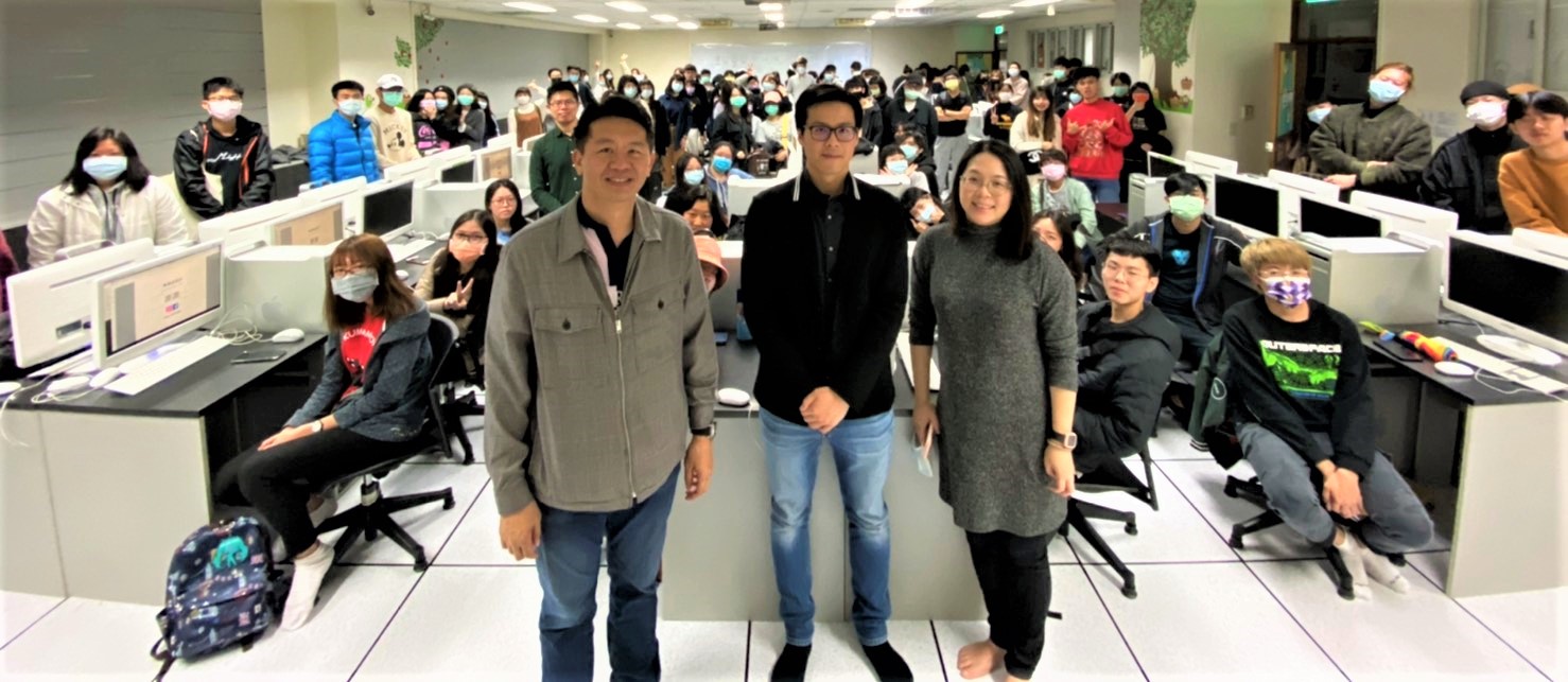 亞大發明中心主任林信宏(左一)、陳彥廷教授(左二)和林孟潔老師(左三)與聽演講學生們合照。