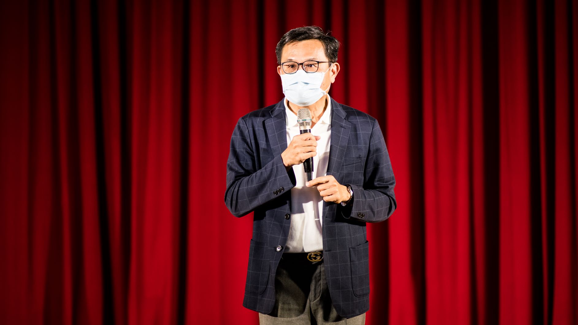 張少樑學務長為2021亞大藝文季第一場「藝術的亞大」活動開場,並帶領全場師生一起為台鐵太魯閣號事件罹難者默哀。