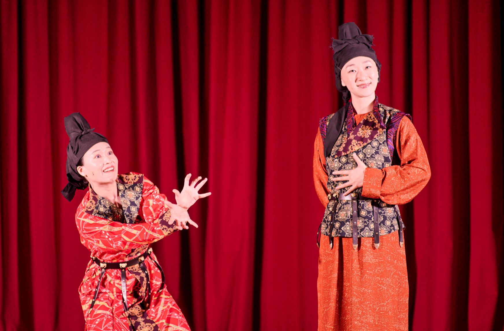 亞大藝文季邀請「相聲瓦舍」演出,演員梁皓嵐(右)和巫明如,絕佳默契令人開懷大笑。