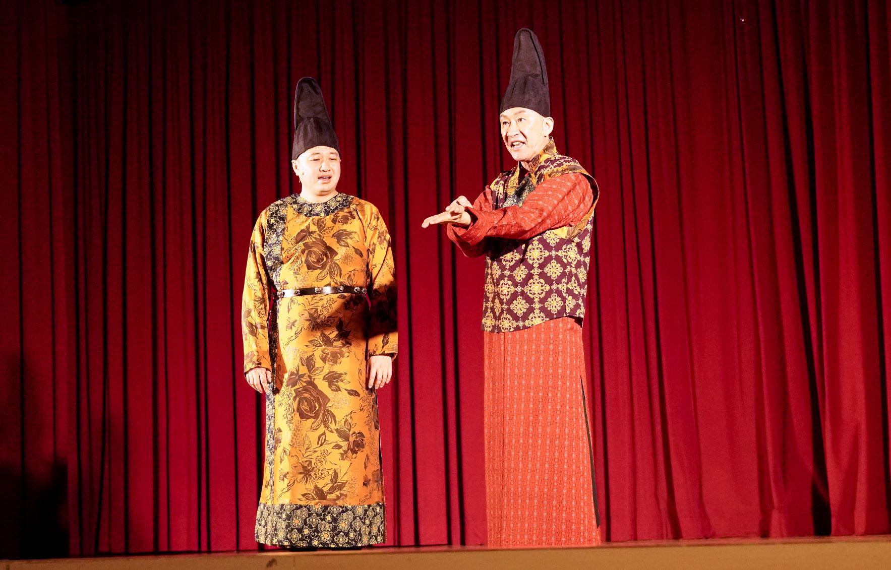 亞大藝文季邀「相聲瓦舍」演出,演員黃士偉(右)、翁銓偉說學逗唱笑翻全場。
